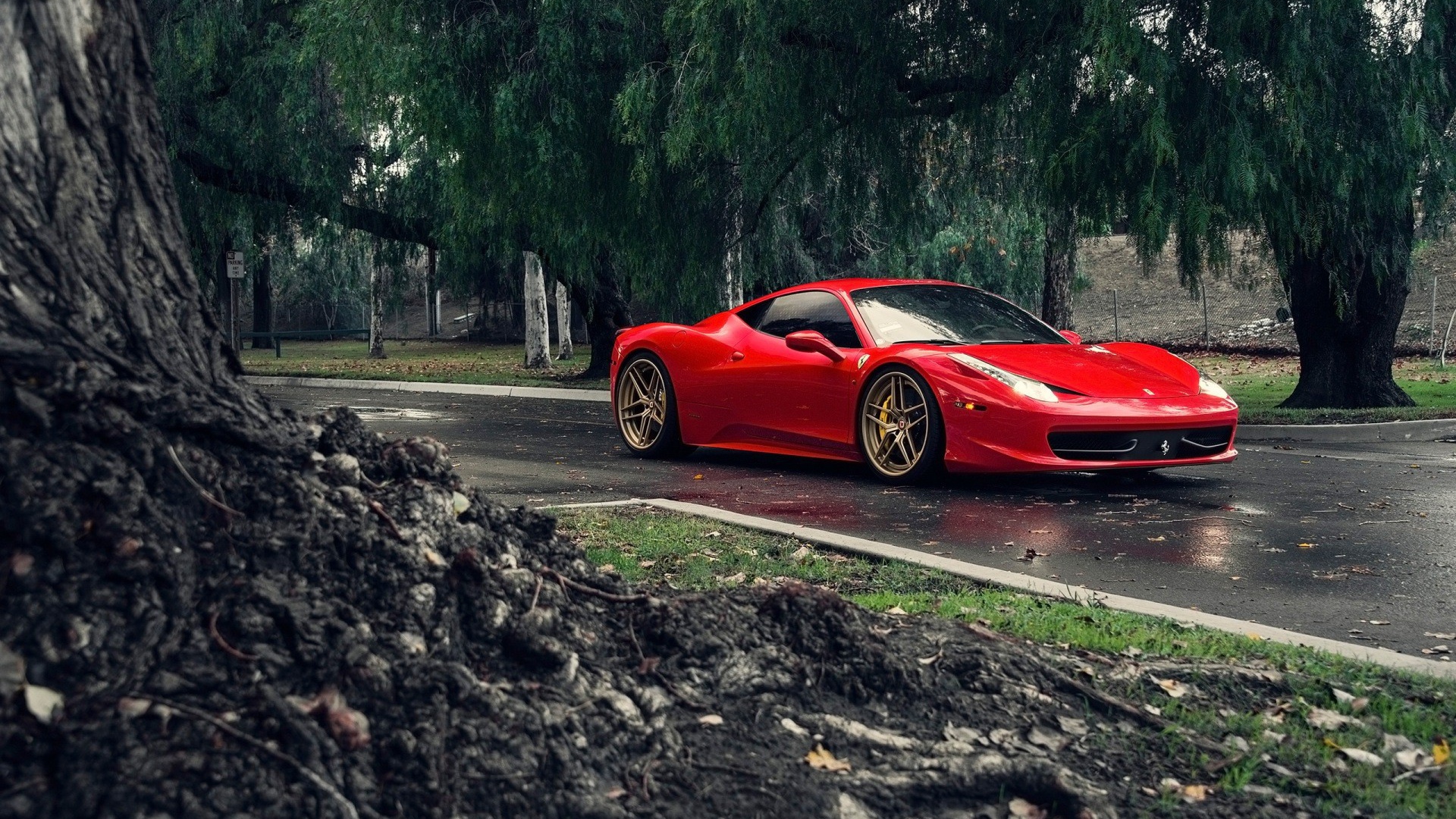 Красный Ferrari 458 Italia на улице после дождя