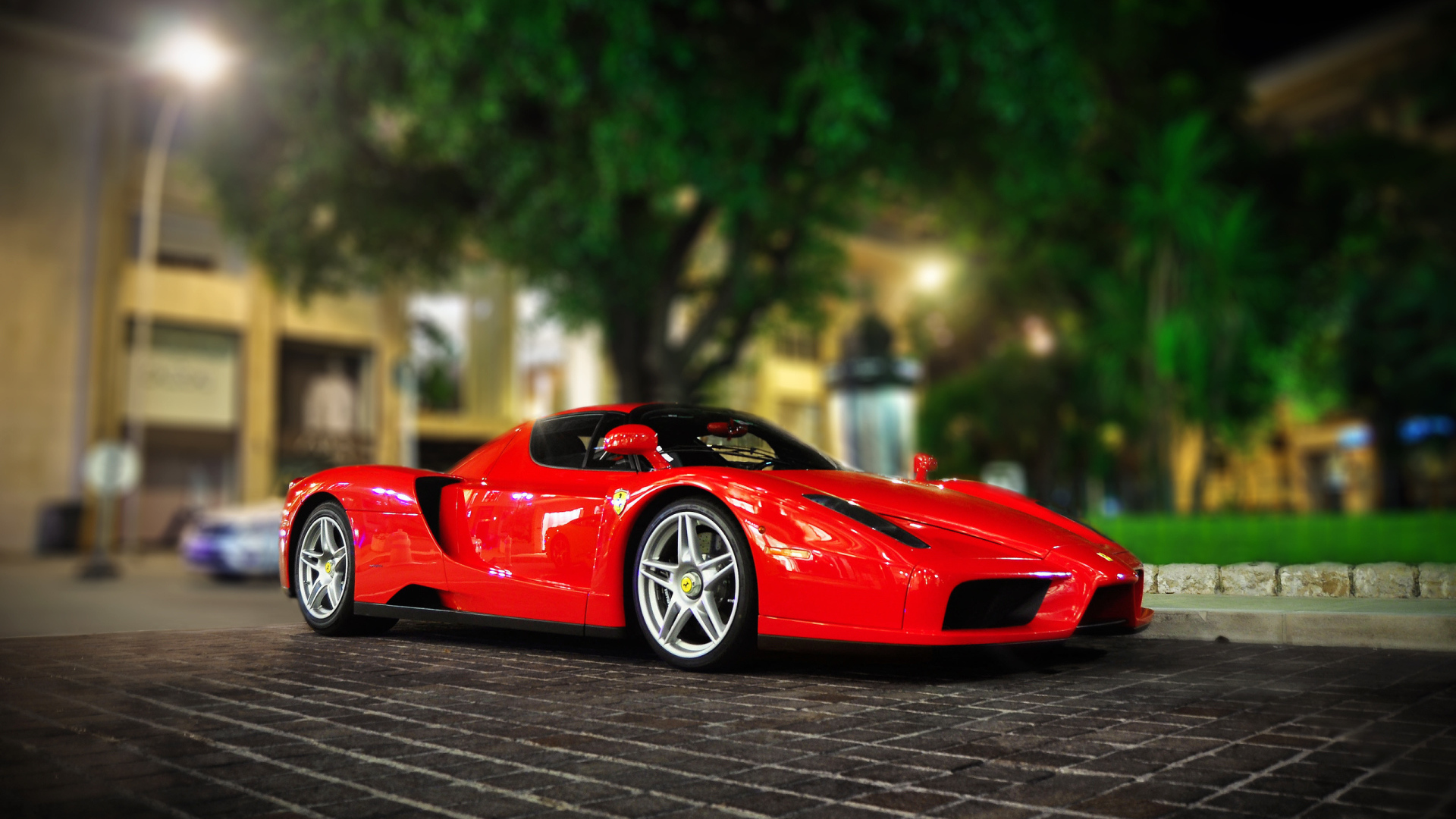 Красный Ferrari Enzo на вечерней улице