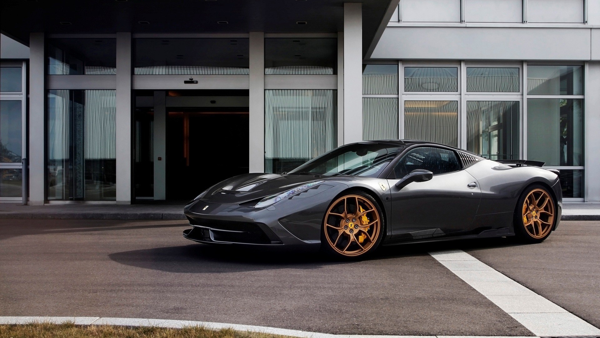 Черный Ferrari 458 Speciale у входа