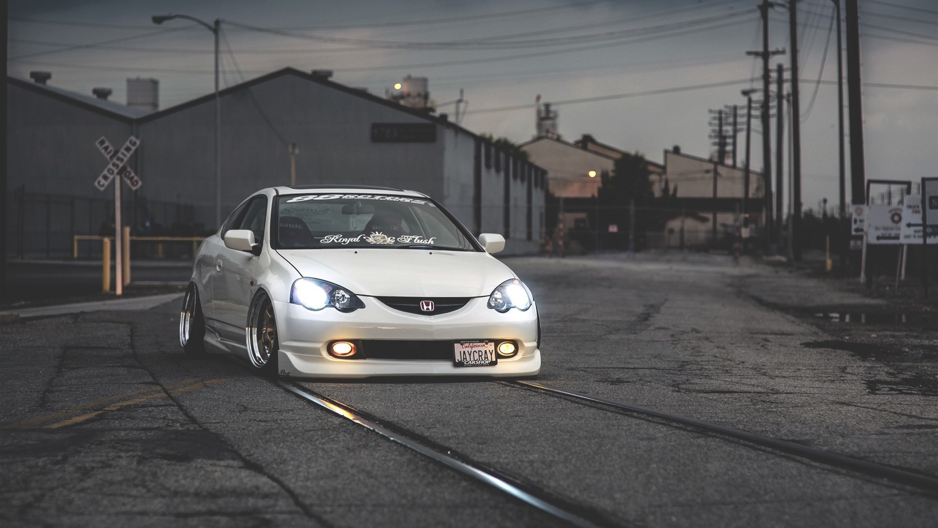 Белая Honda acura rsx на трамвайных рельсах