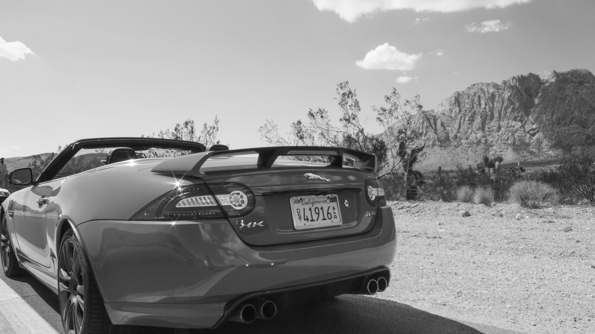 Черно белое фото автомобиля Jaguar