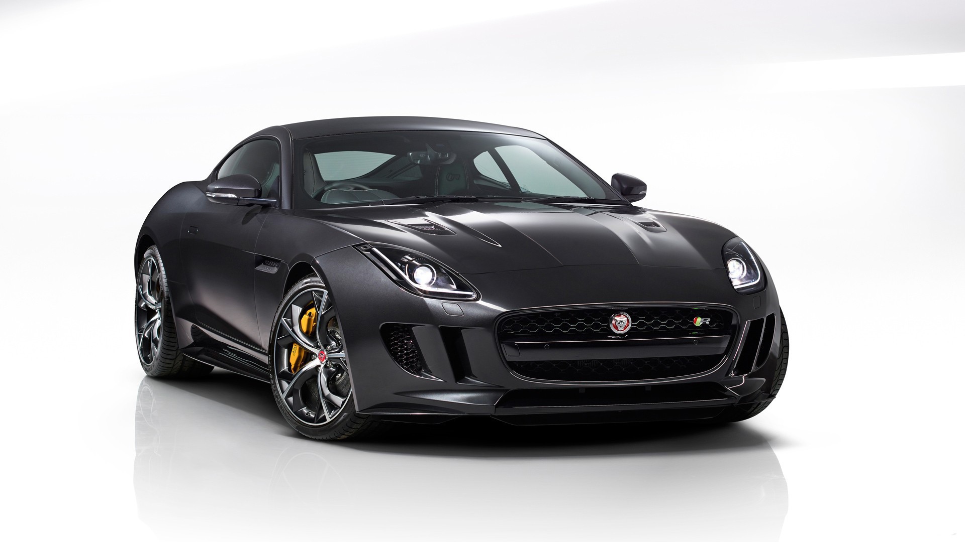 Черный автомобиль Jaguar F-Type