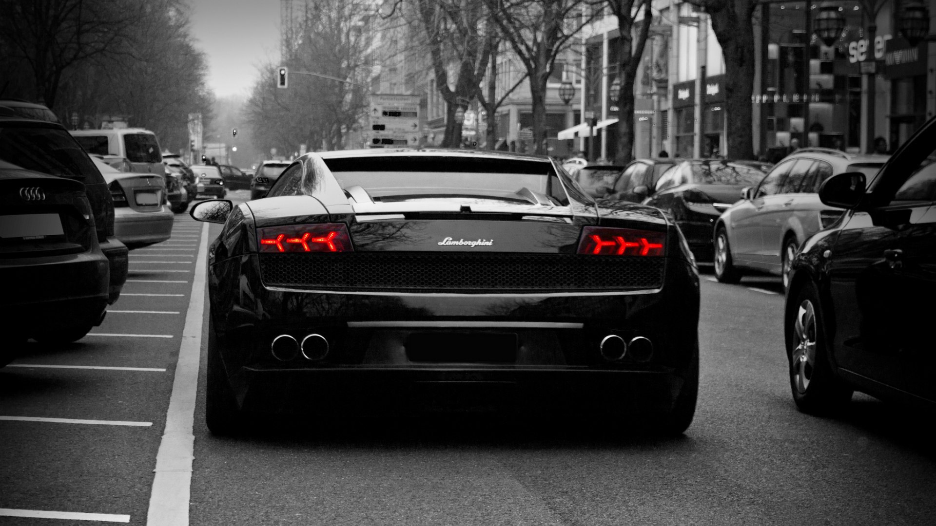 Черный Lamborghini Gallardo едет по улице