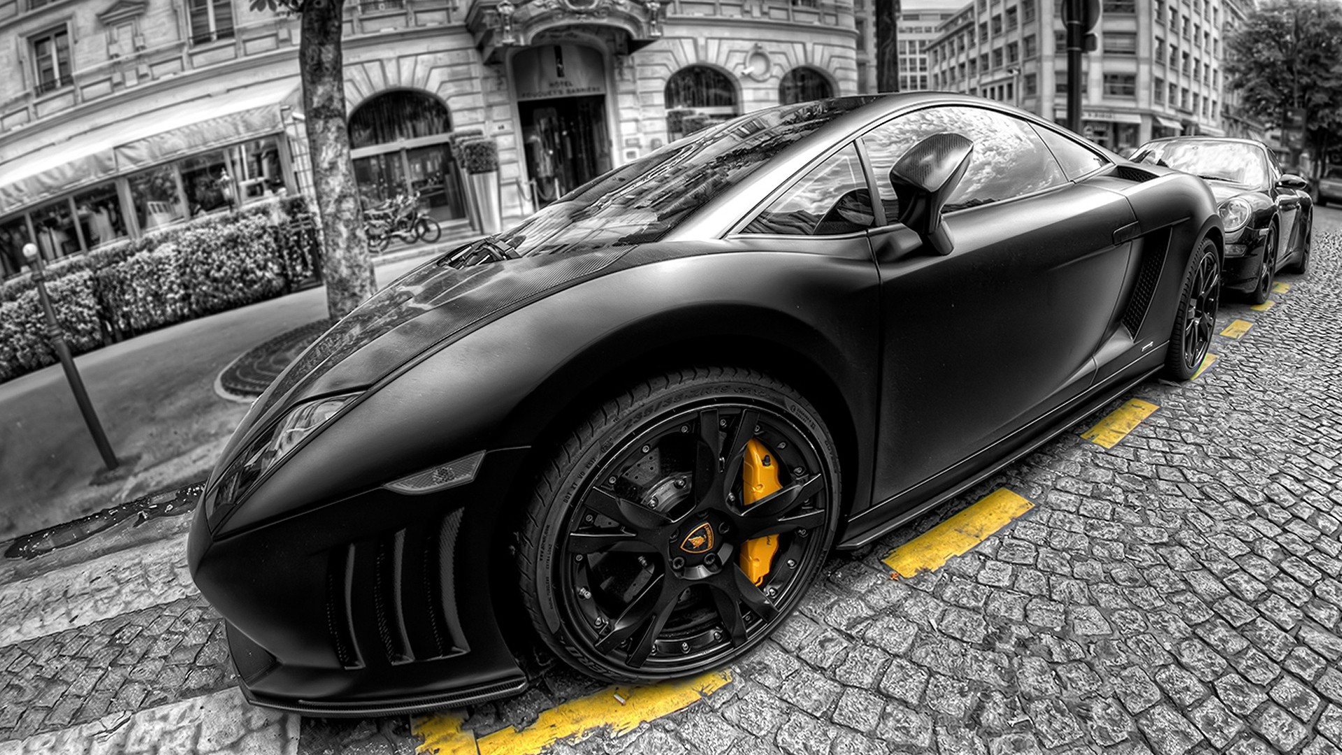 Черный Lamborghini на желтой разметке в Париже