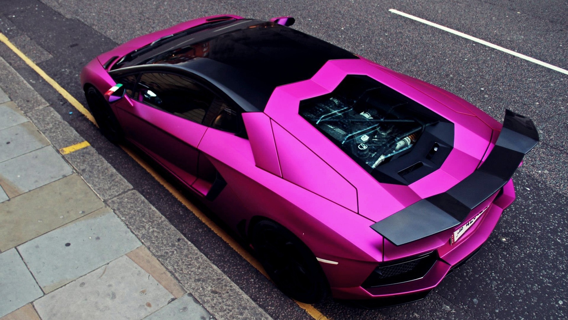 Розовый автомобиль Lamborghini Aventador