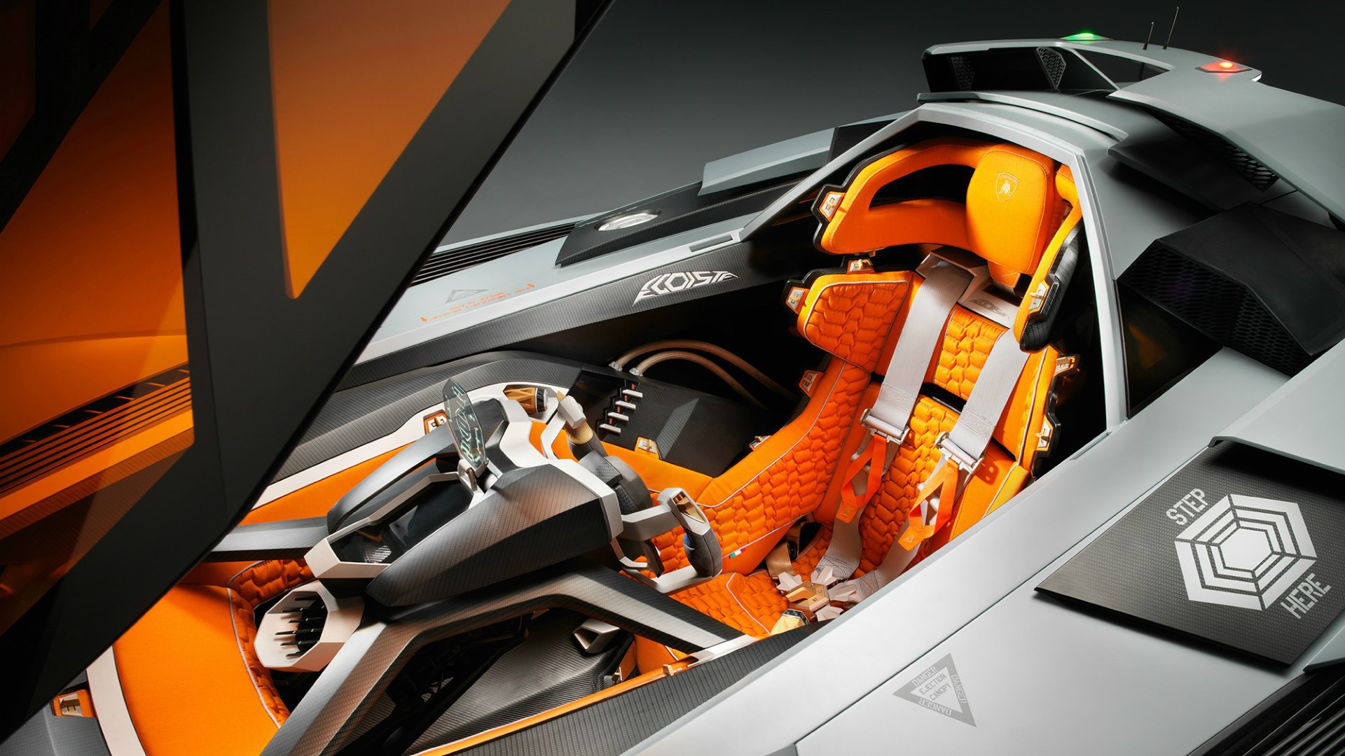 Водительское сиденье в  Lamborghini Egoista