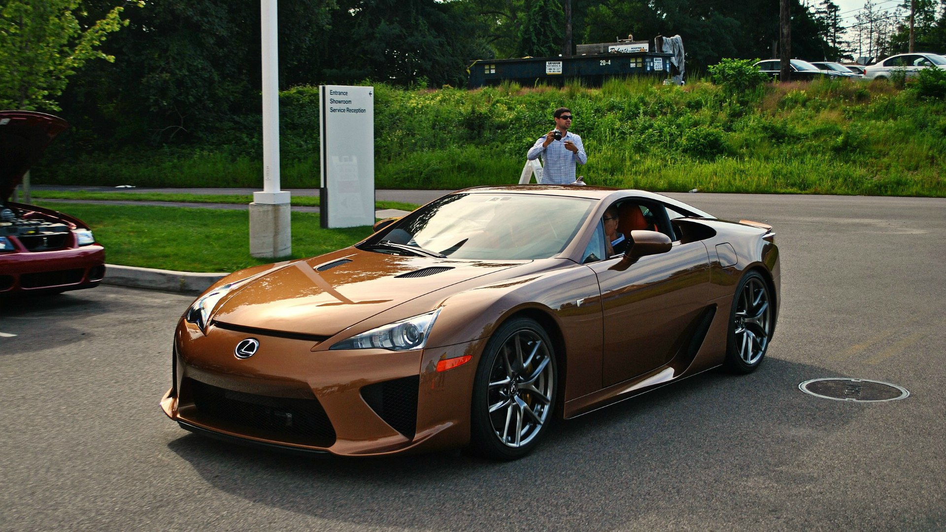Коричневый автомобиль Lexus LFA