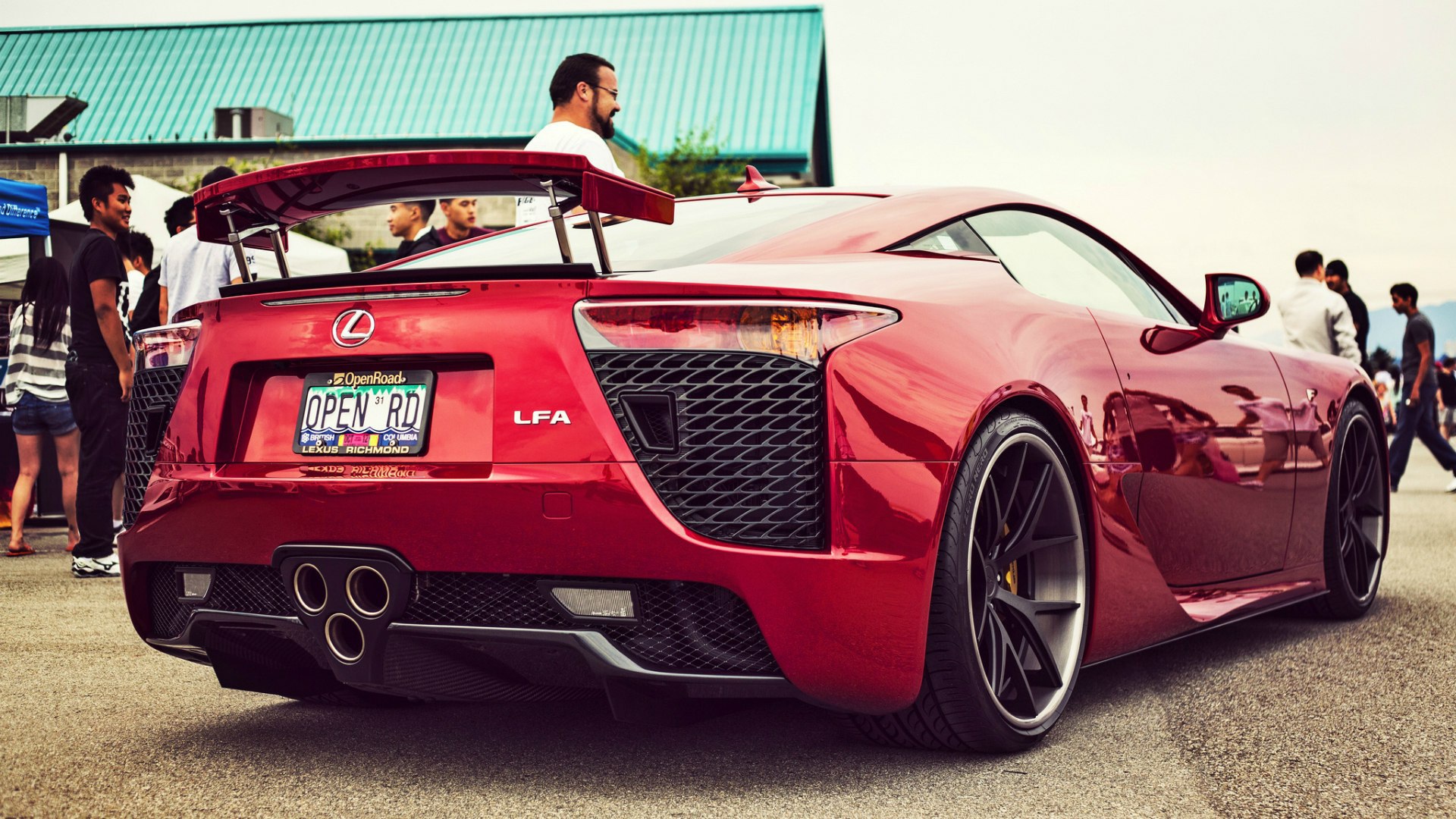 Красный Lexus LFA