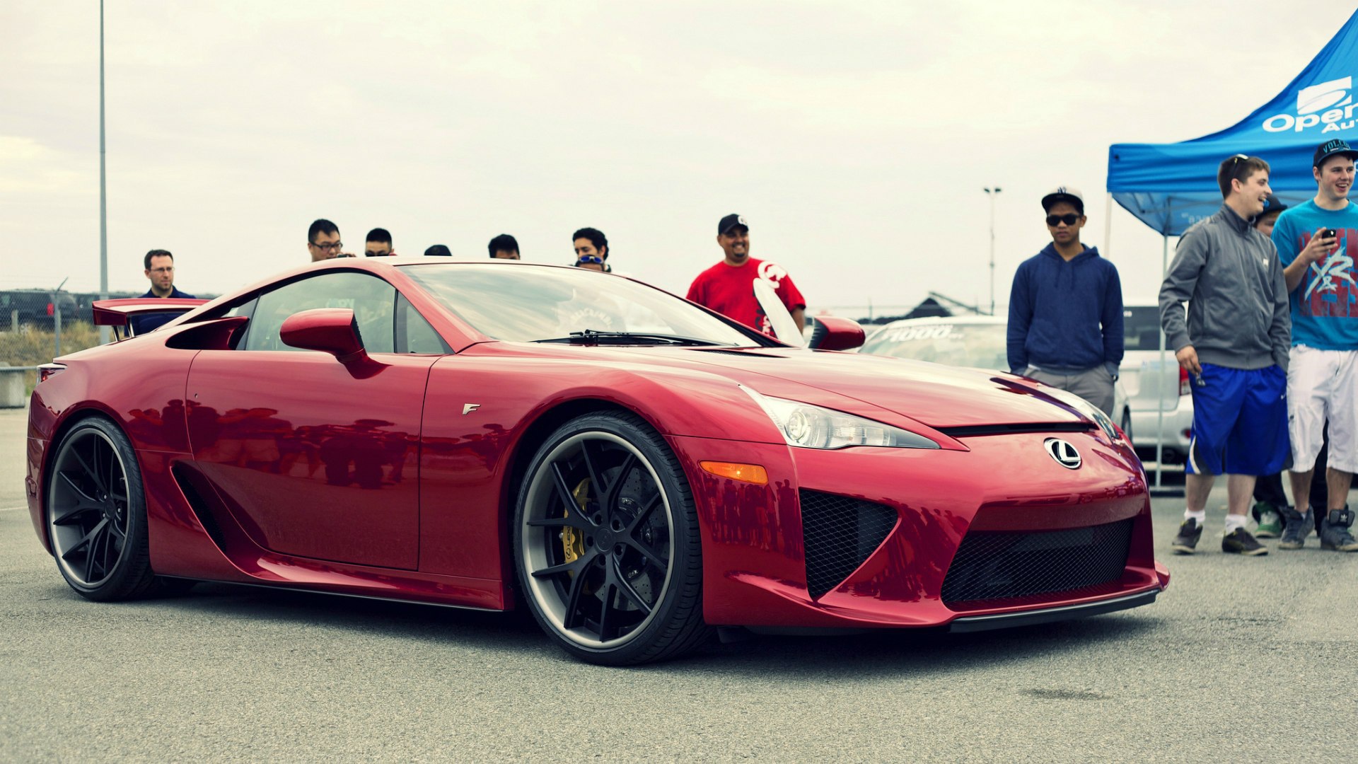 Красный автомобиль Lexus LFA