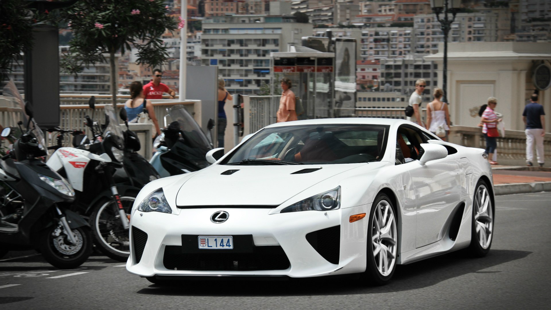 Белый автомобиль Lexus LFA