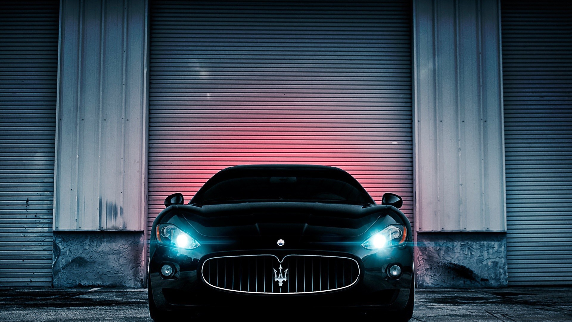 Неоновые фары черного Maserati