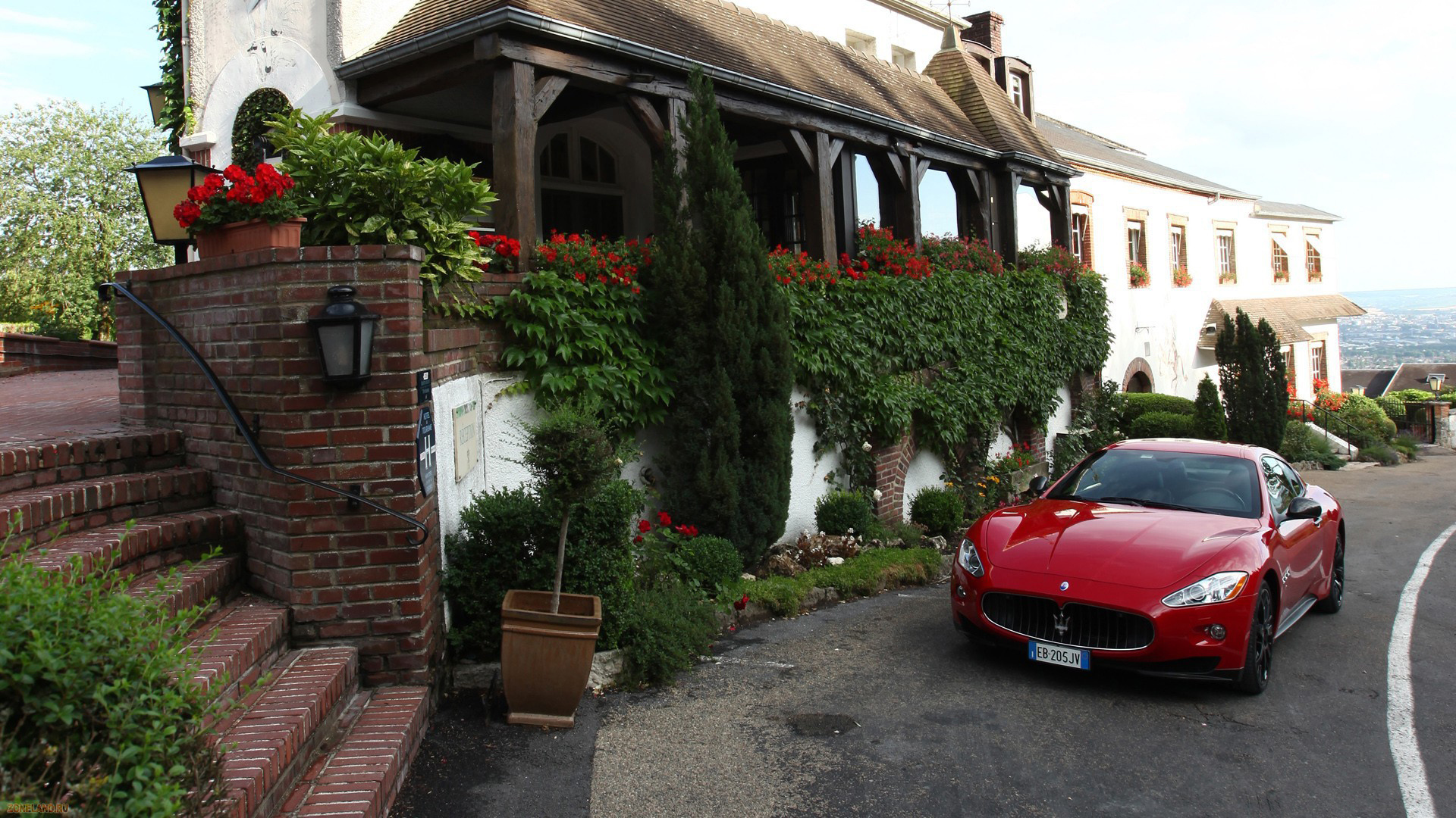 Красный Maserati у загородной виллы