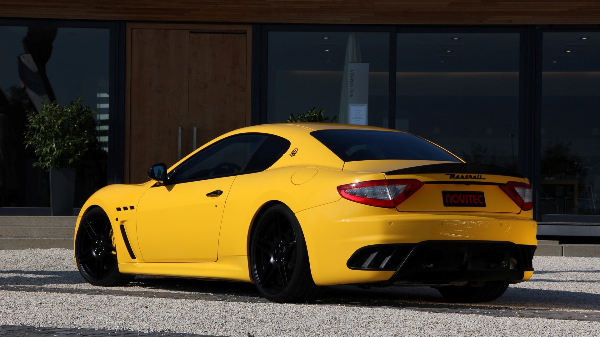 Желтый Maserati, вид сзади