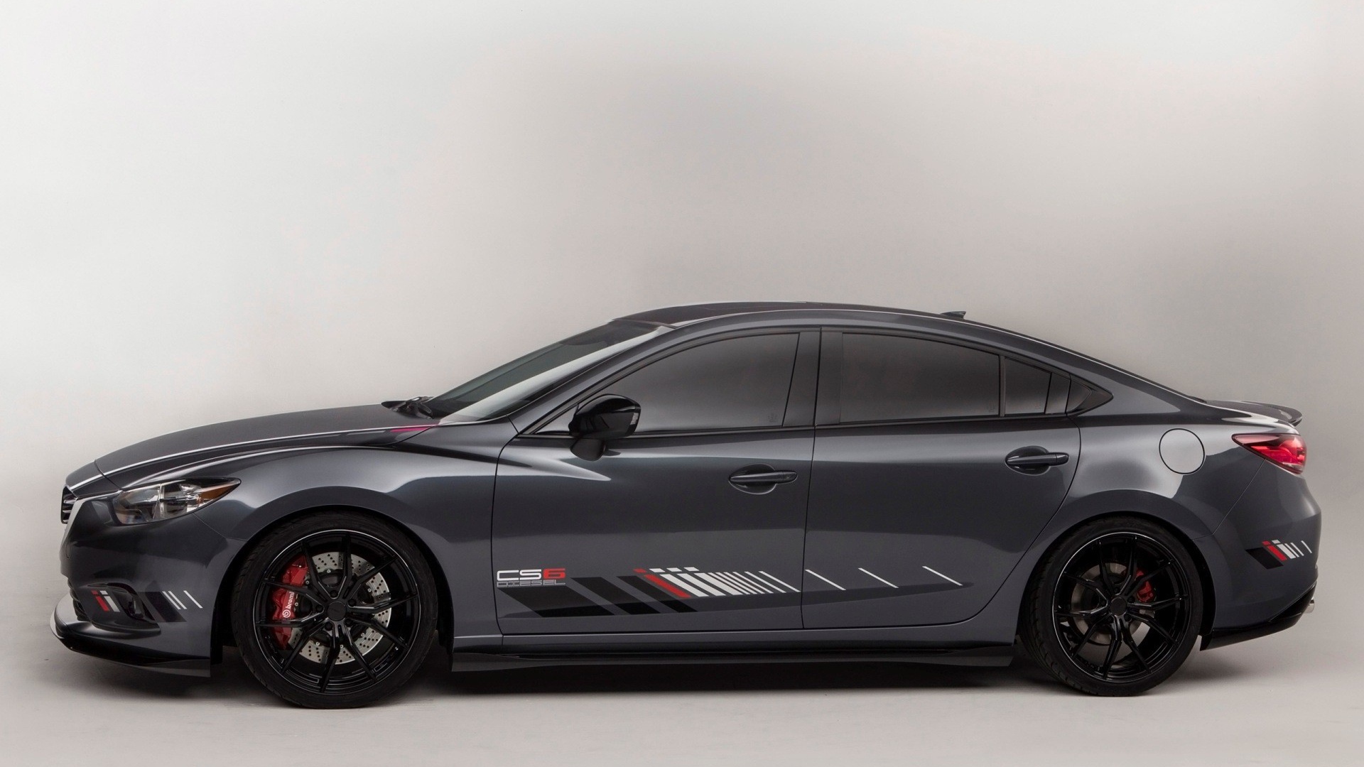 Черный автомобиль Mazda CS6