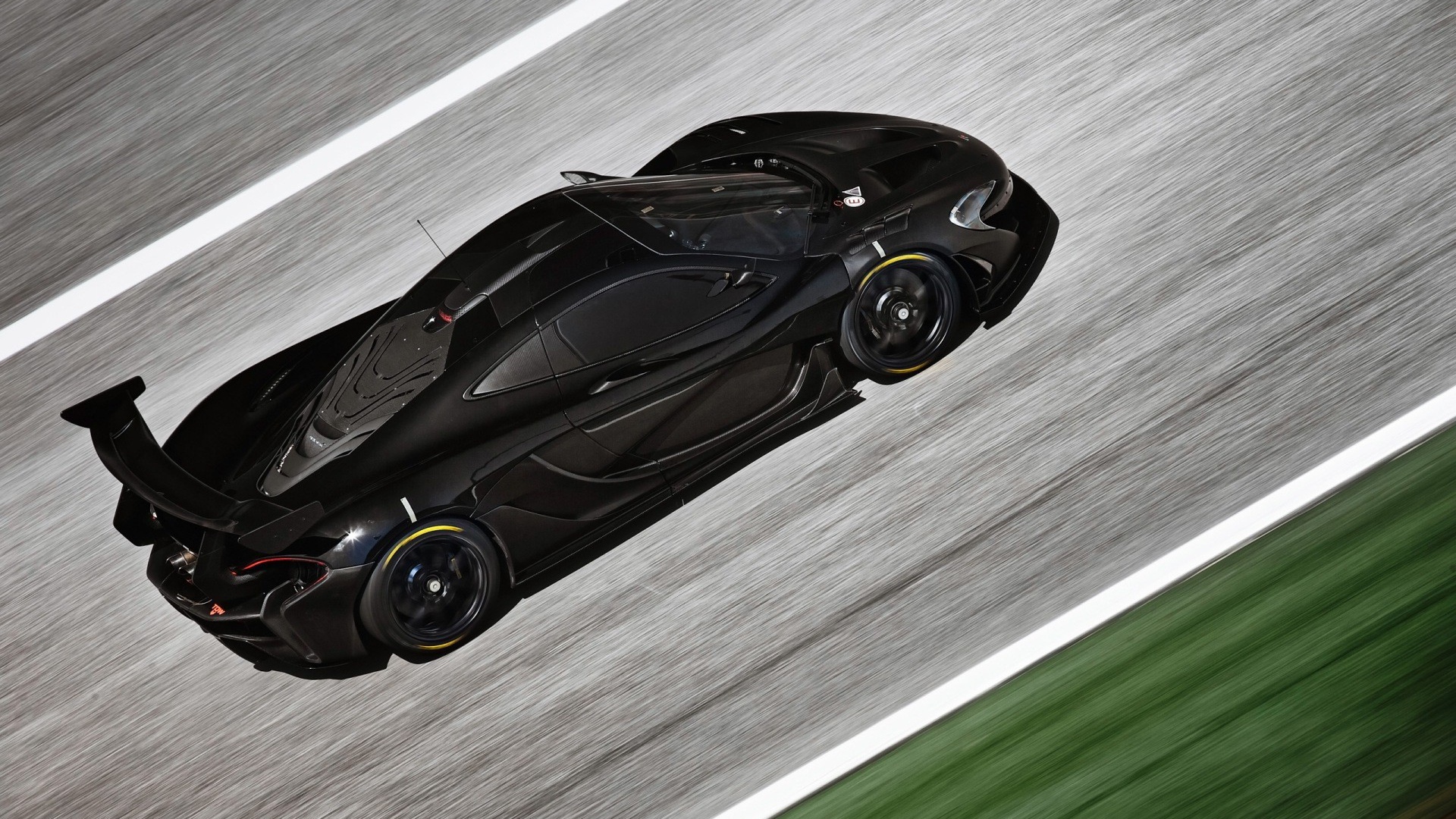 Черный McLaren P1 на сером шоссе