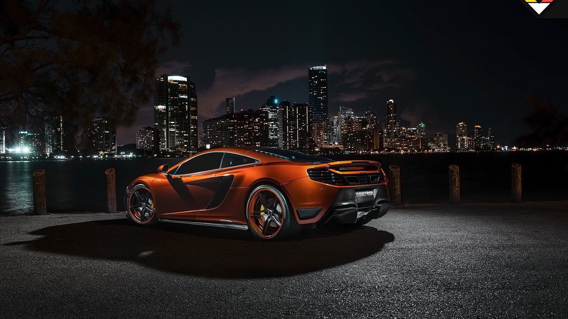 Оранжевый McLaren MP4-12C на фоне ночного города
