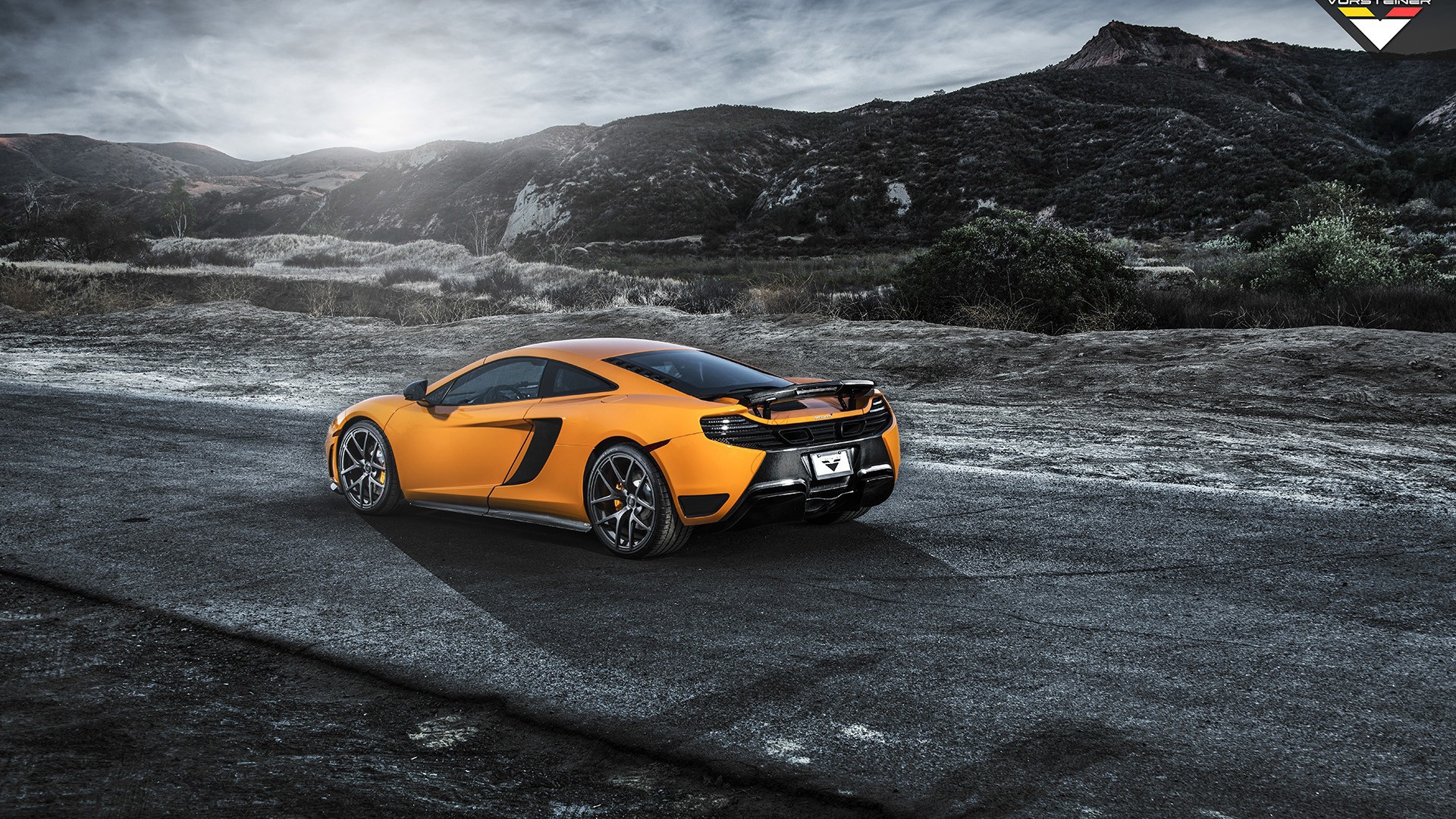 Оранжевый McLaren MP4-12C за городом