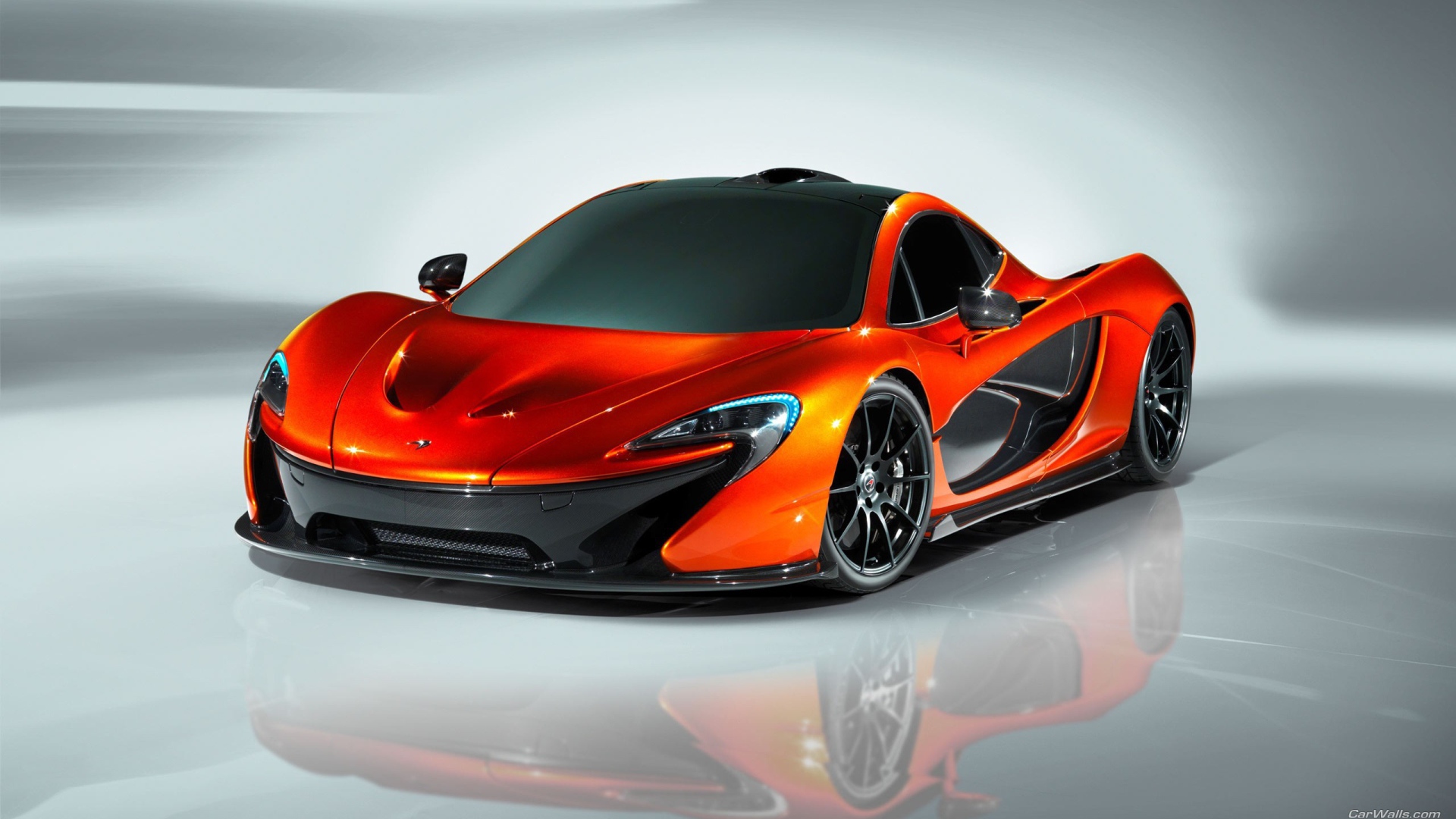 Оранжевый McLaren P1 на зеркальной поверхности