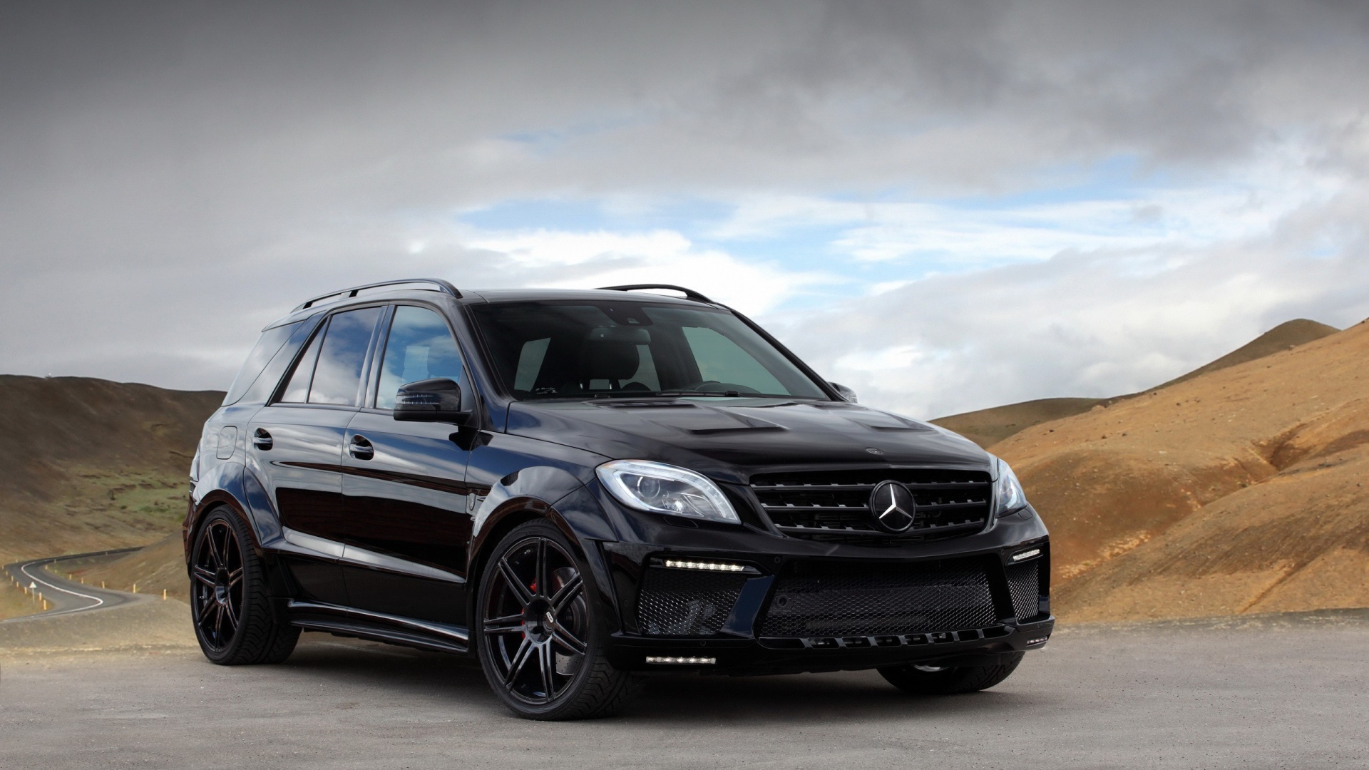 Черный автомобиль Mercedes-Benz ML 63