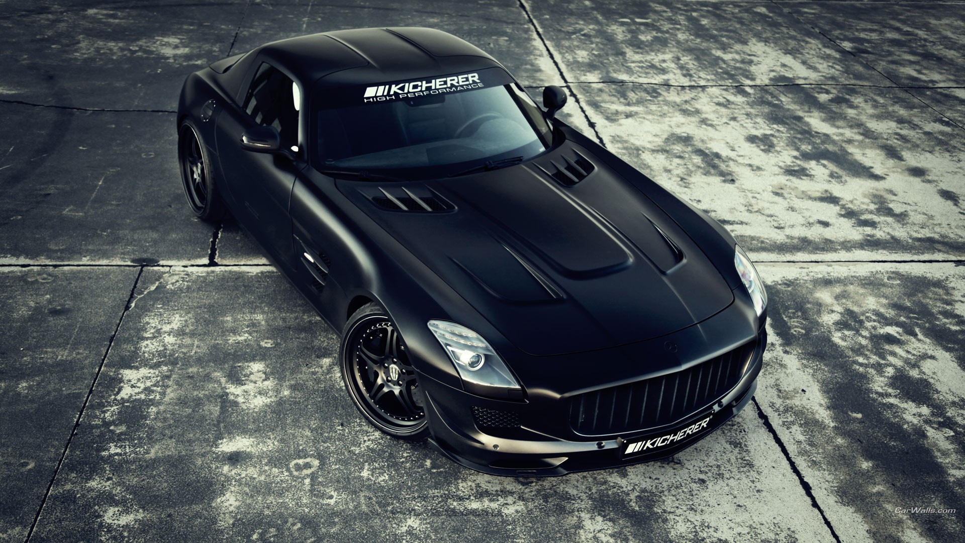 Черный спортивный Mercedes SLS