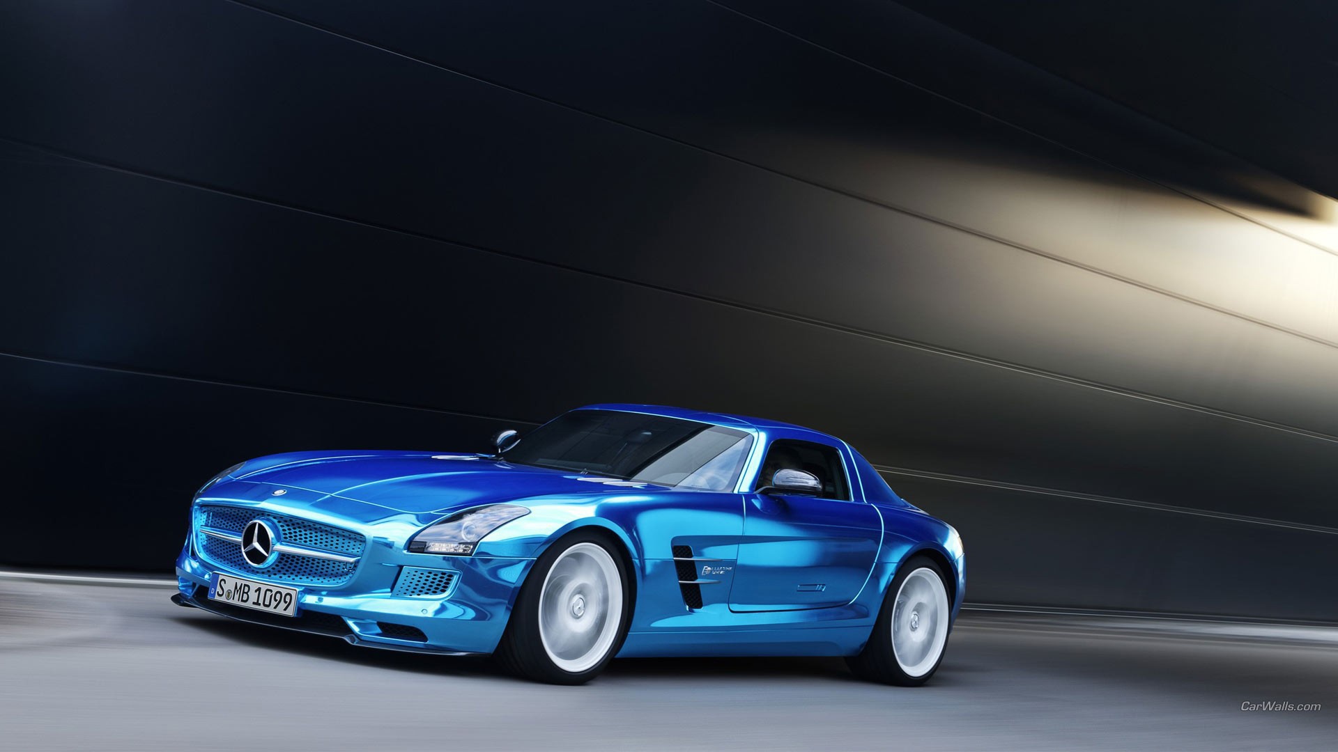 Автомобиль Mercedes SLS цвета голубой металлик