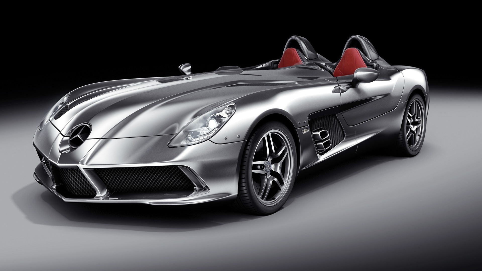 Серебристый двухместный Мерседес