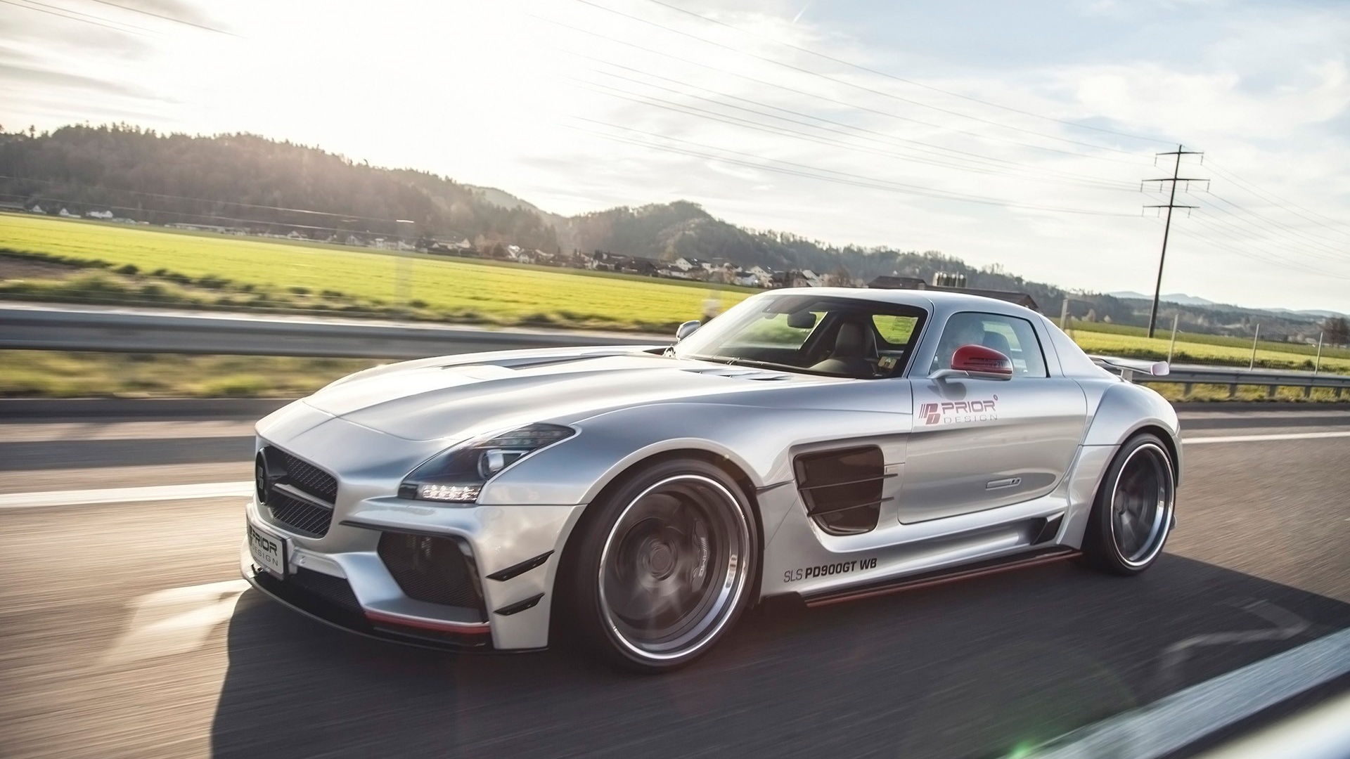 Быстрый серебристый Mercedes-Benz SLS AMG