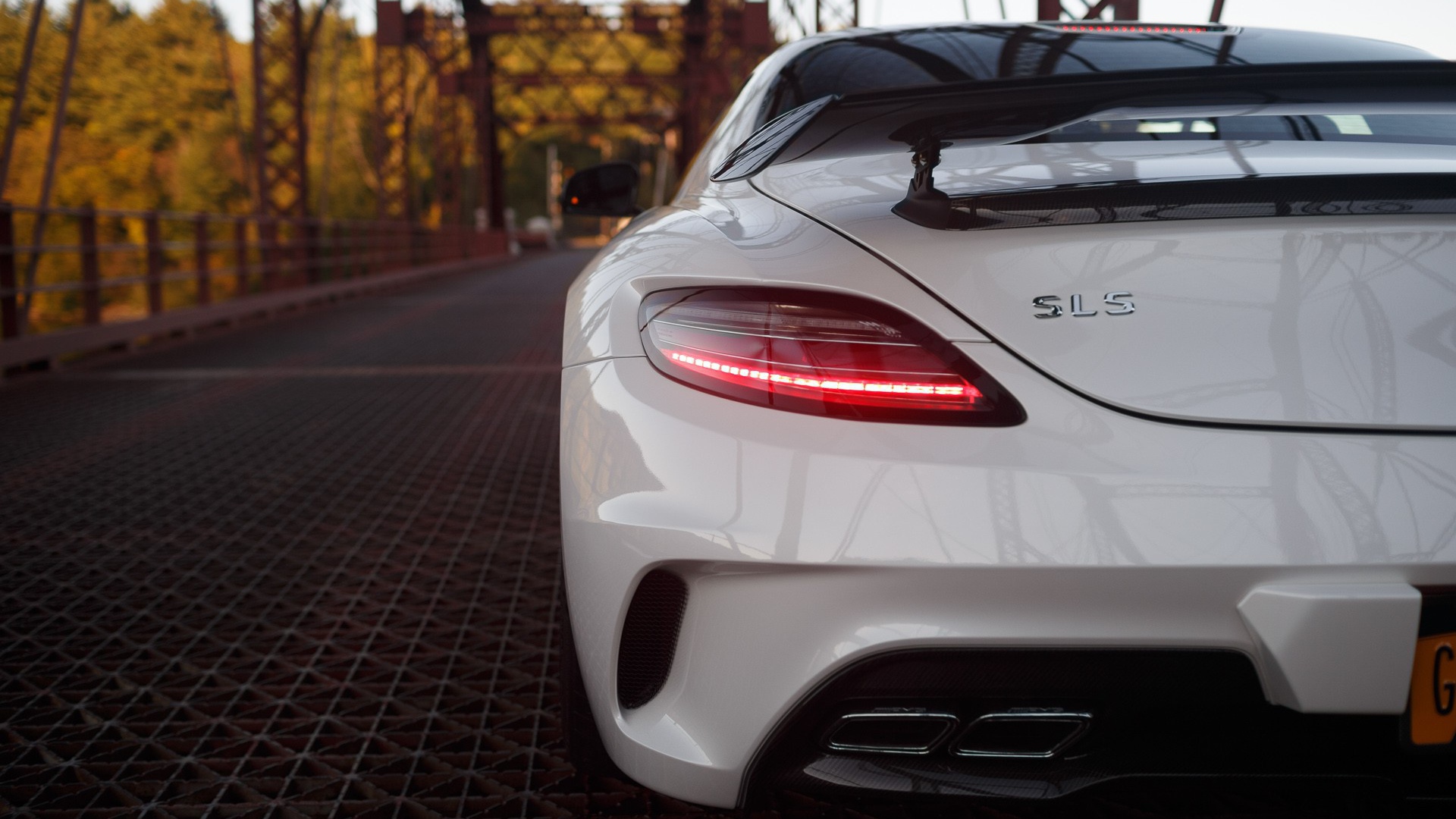 Вид сзади на белый Mercedes SLS