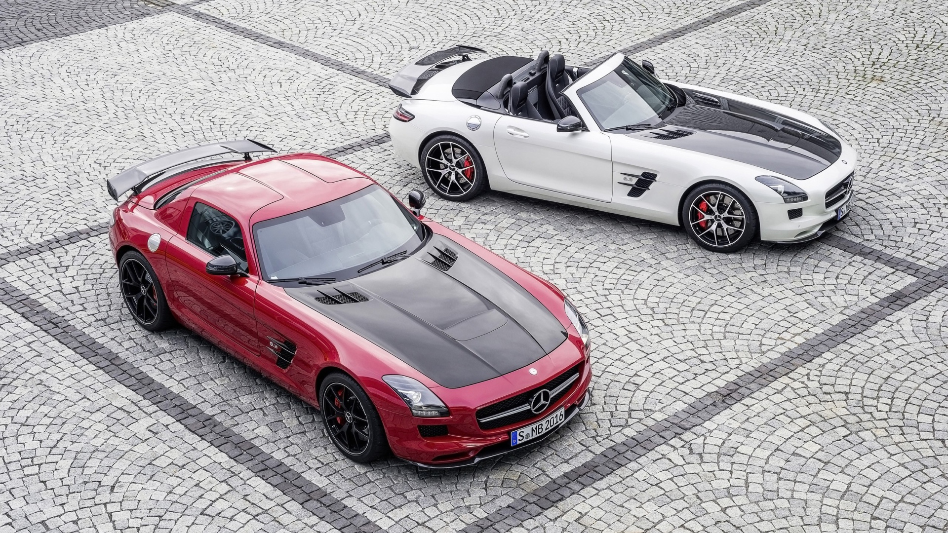 Красный и белый Mercedes-Benz SLS AMG на брусчатке