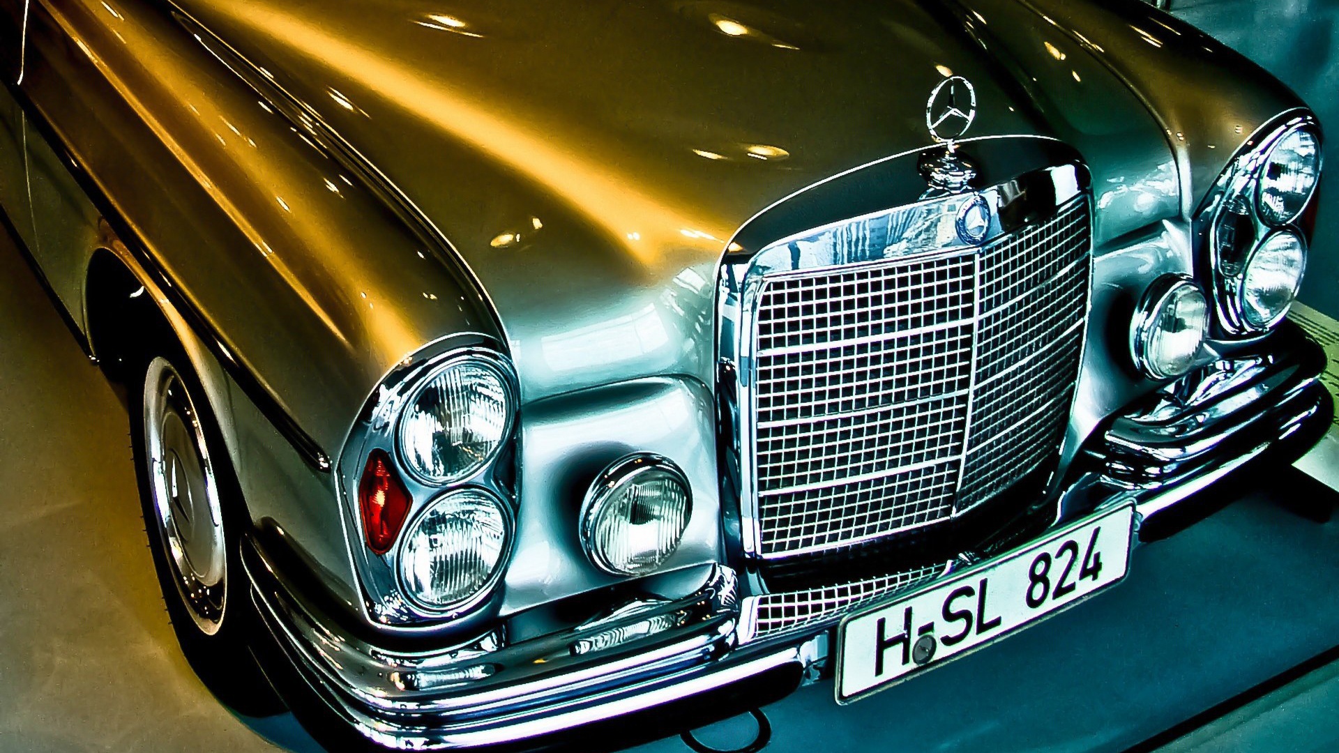 Серебристый Mercedes-Benz 300 SEL 6.3