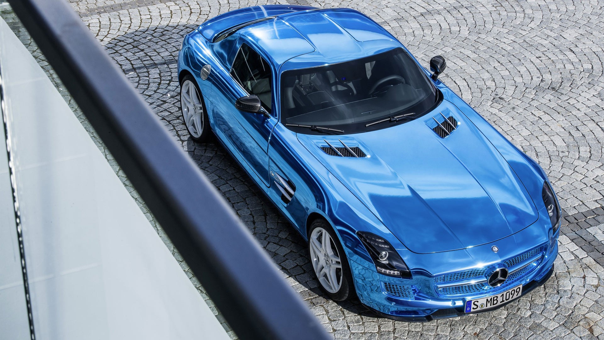 Спортивный Mercedes SLS голубого цвета