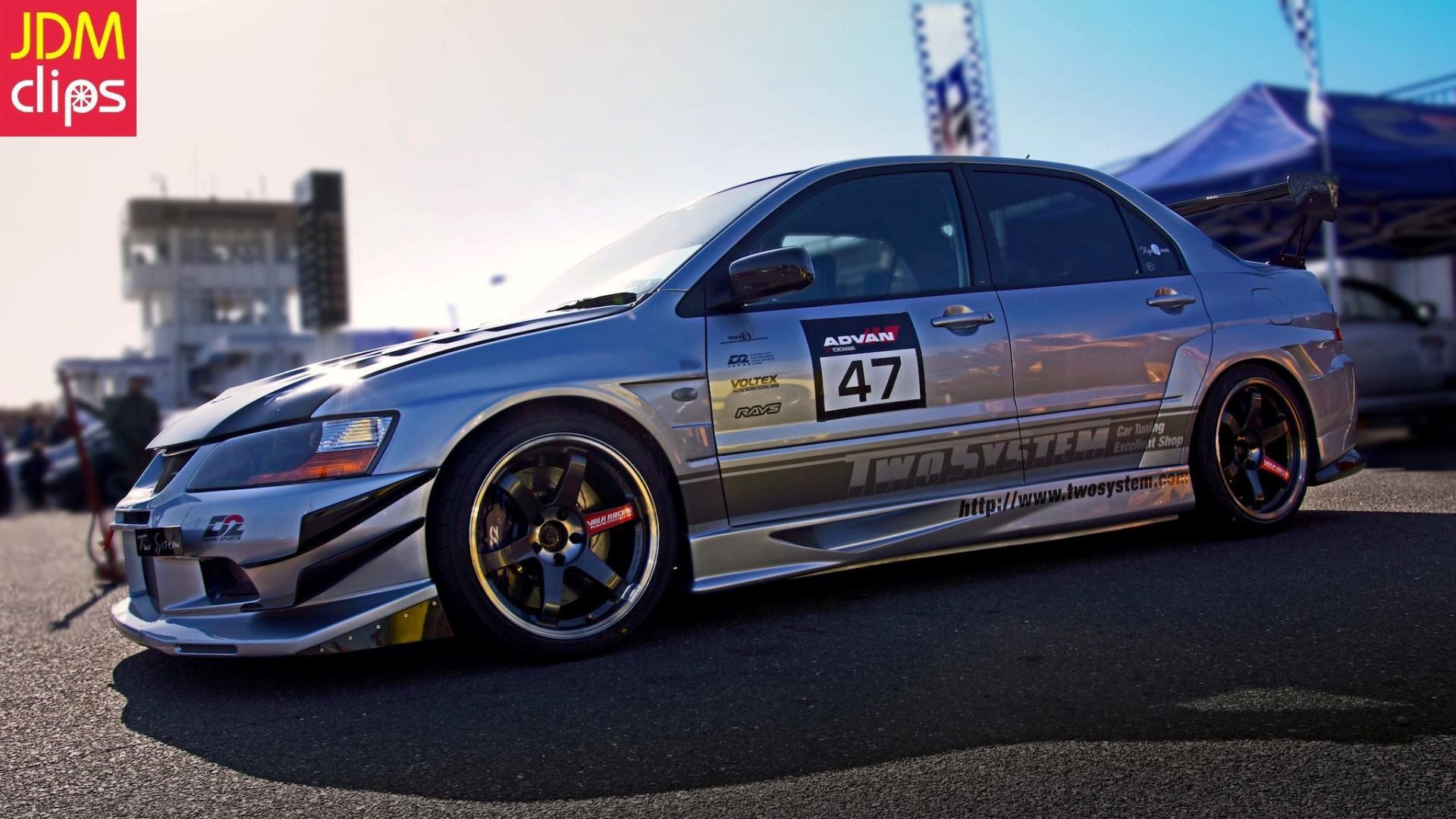 Серый спортивный Mitsubishi Lancer Evo X