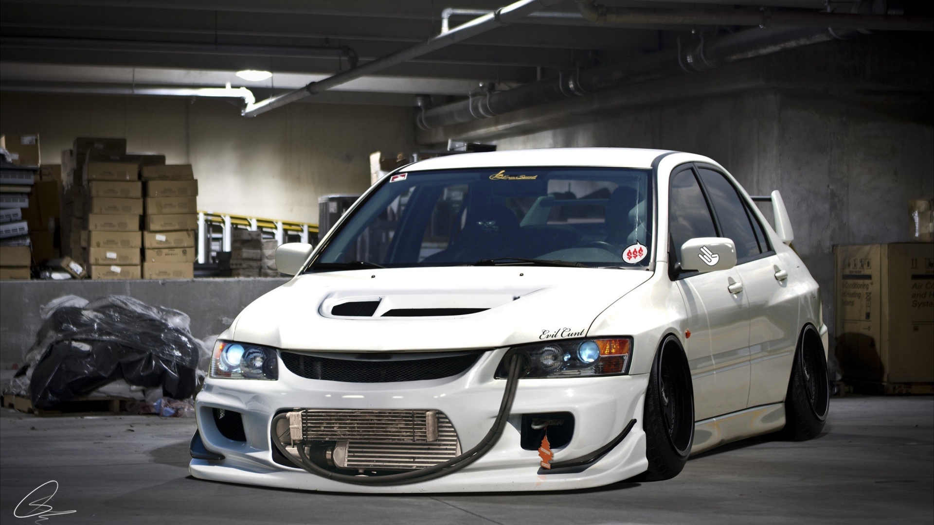 Белый Mitsubishi с низкой посадкой