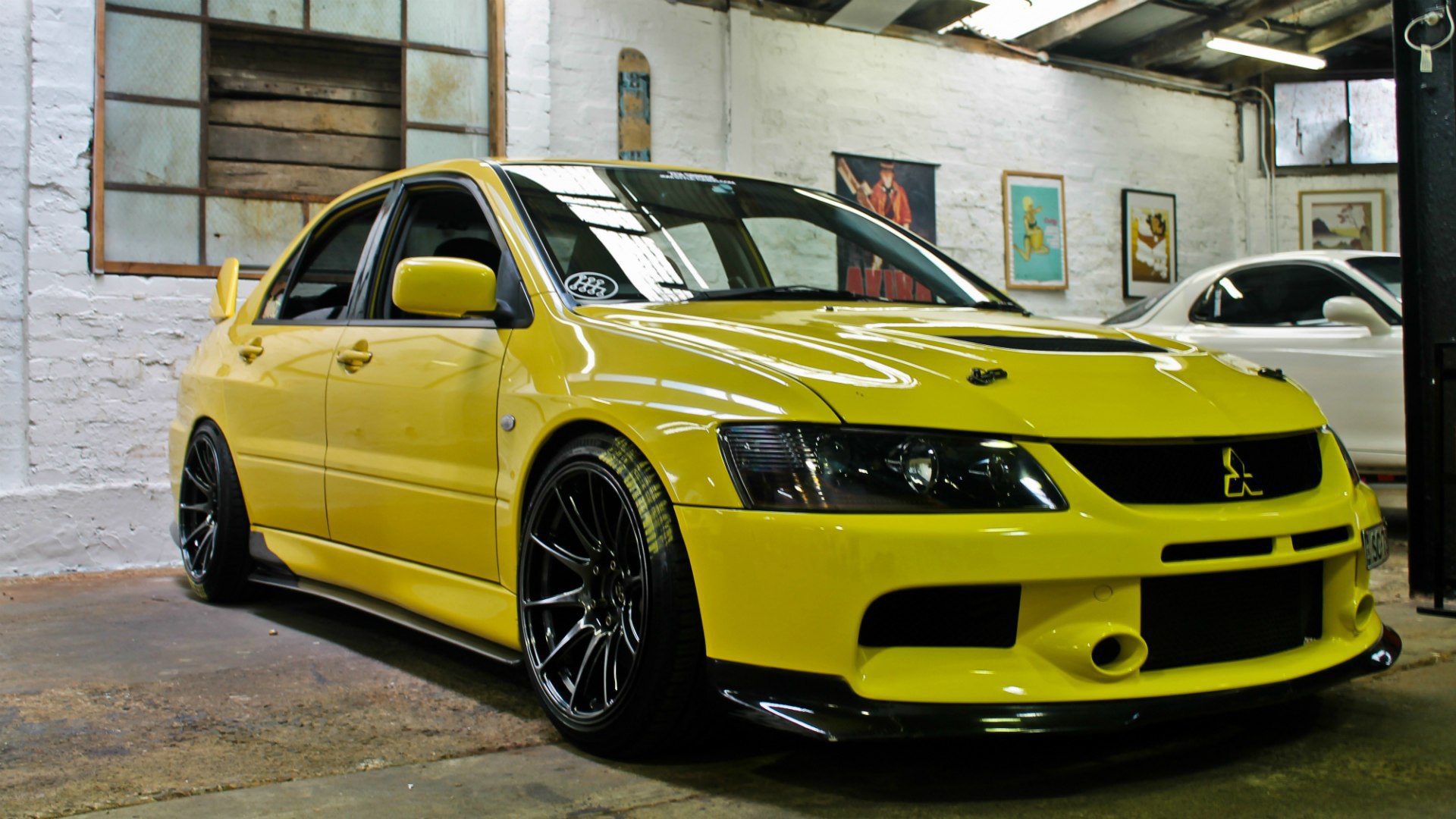 Желтый Mitsubishi Lancer Evolution