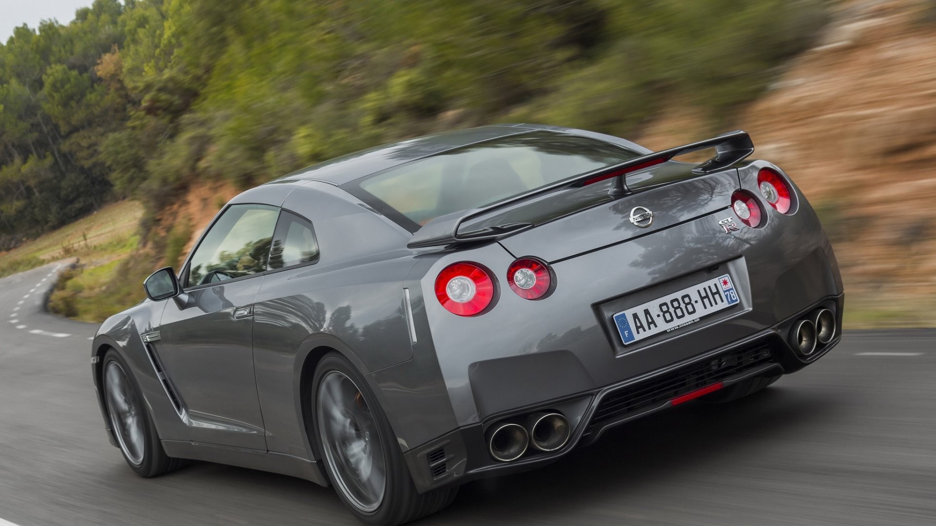 Серый Nissan GT-R на дороге