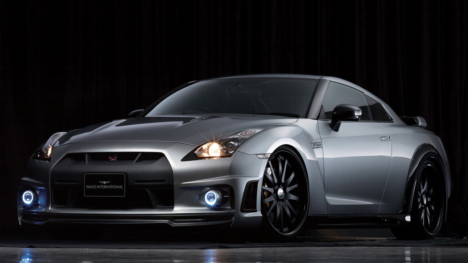 Серебристый автомобиль Nissan GT-R R35