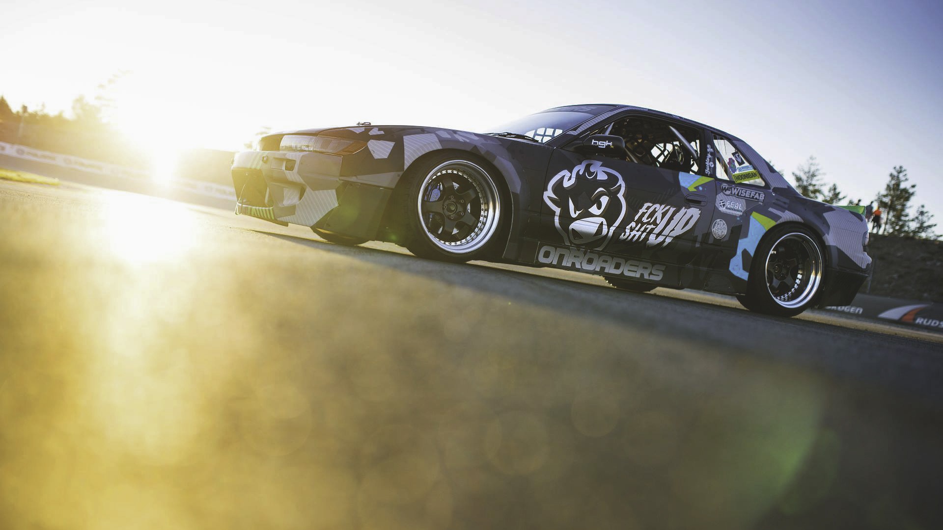 Спортивный Nissan S13 на гонке