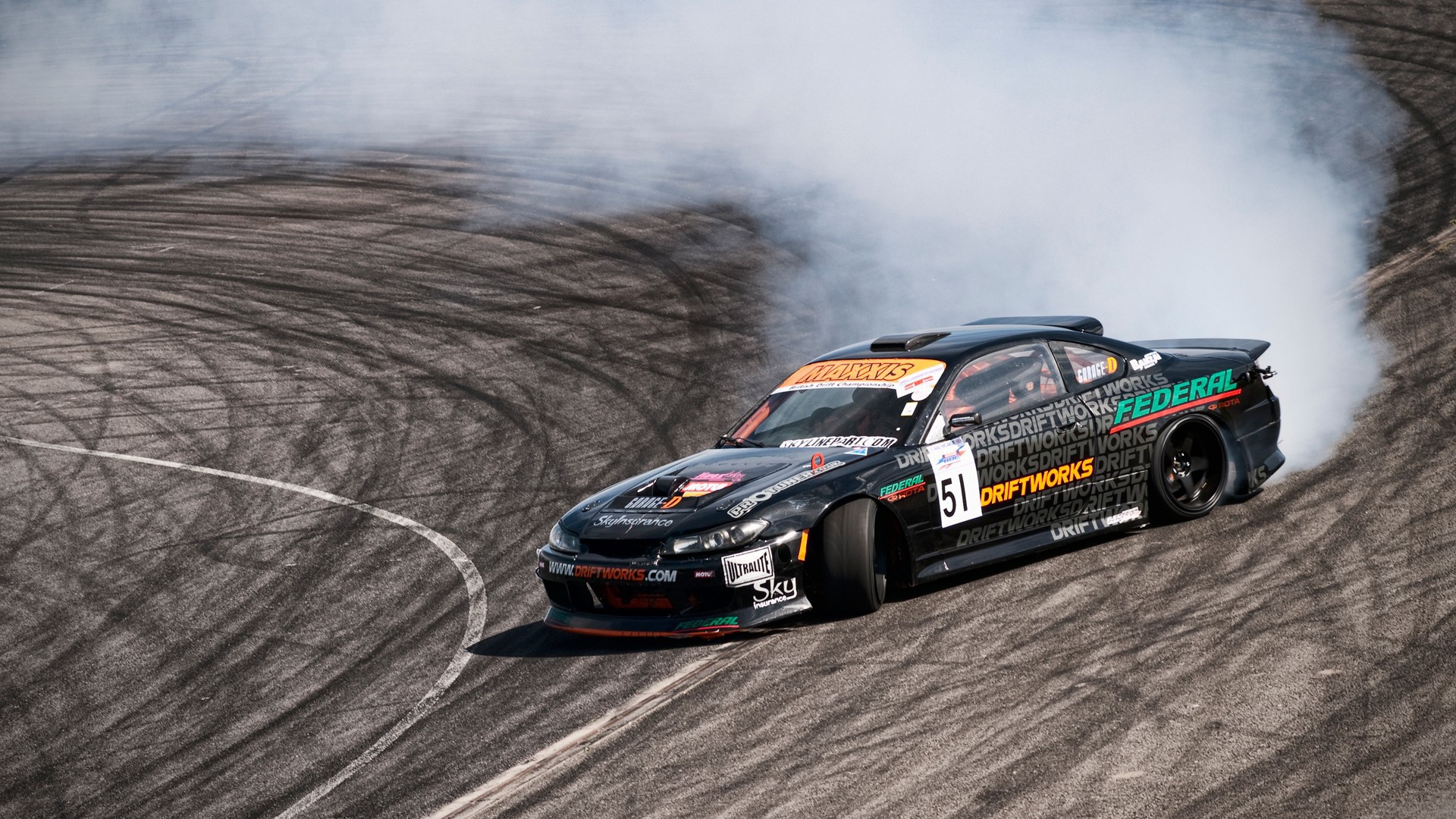 Спортивный Nissan Silvia S15 на гонке