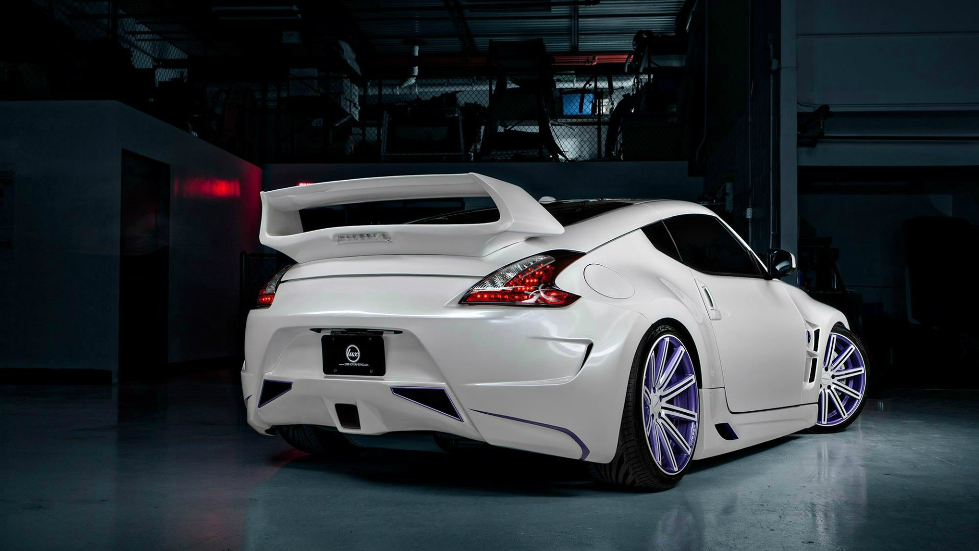 Спортивный белый Nissan 370Z