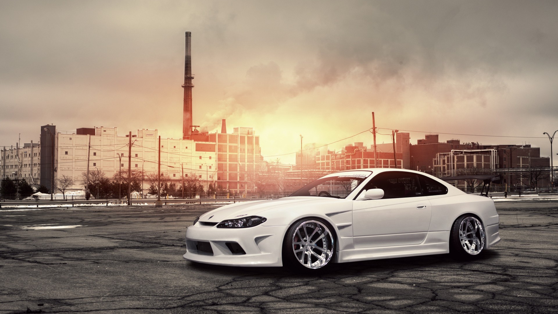 Белый Nissan Silvia S15 на фоне завода