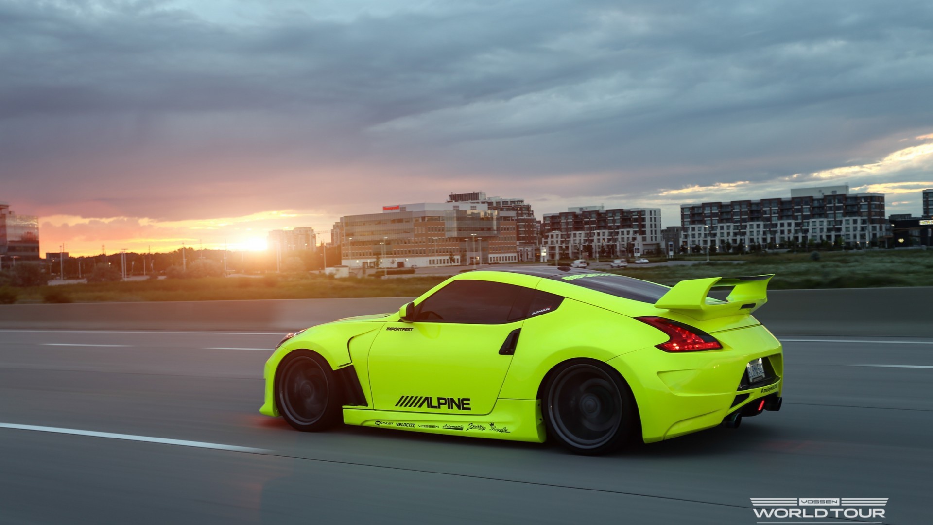 Желтый Nissan 370Z на дороге