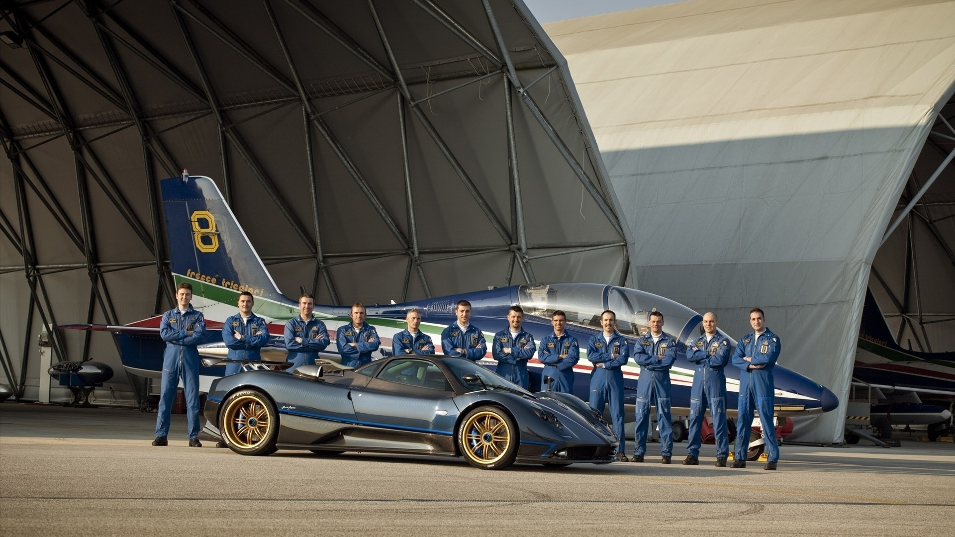 Команда пилотов с самолетом и автомобилем Pagani Zonda Tricolore