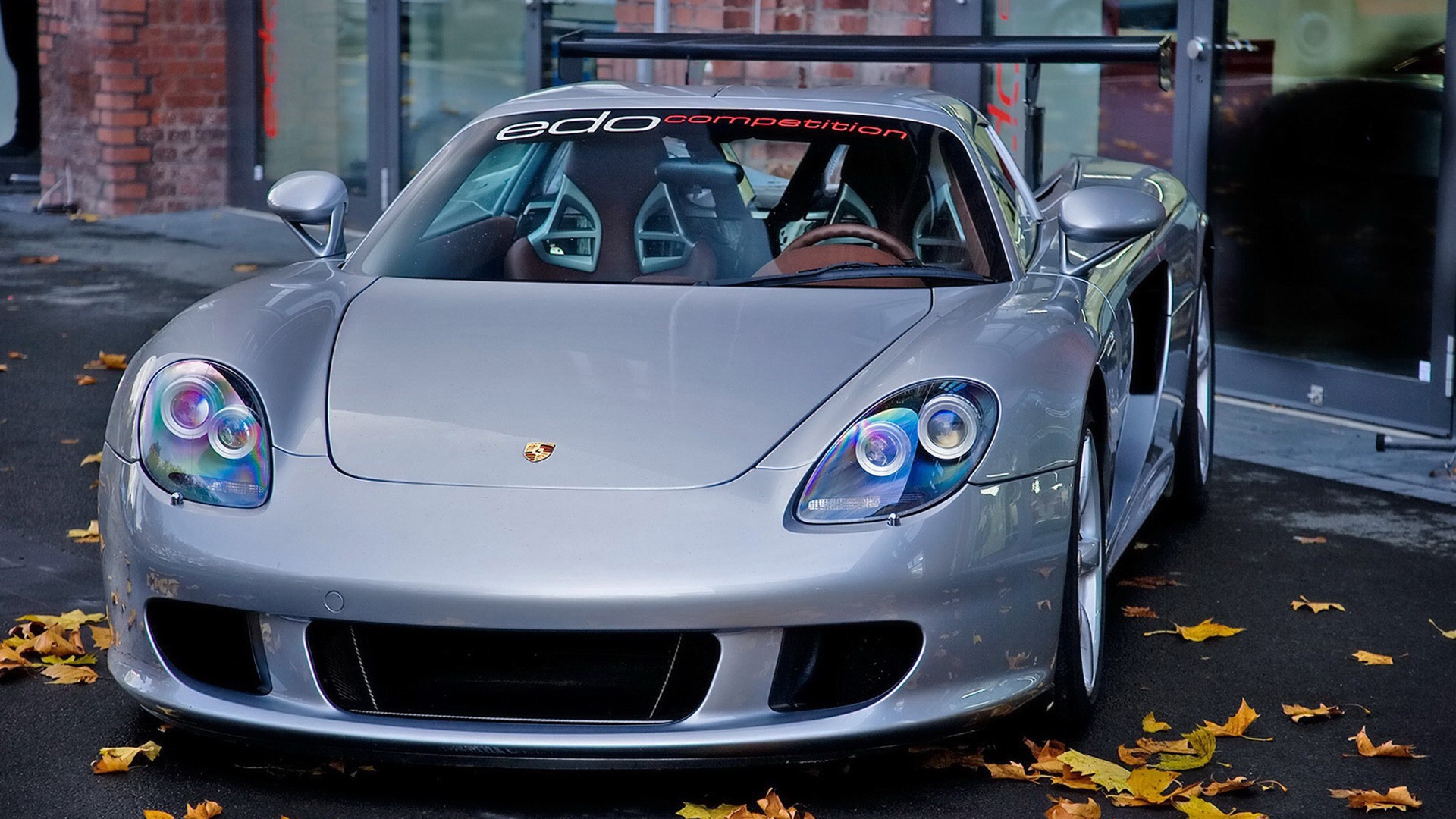 Осенние листья у автомобиля Porsche Carrera GT