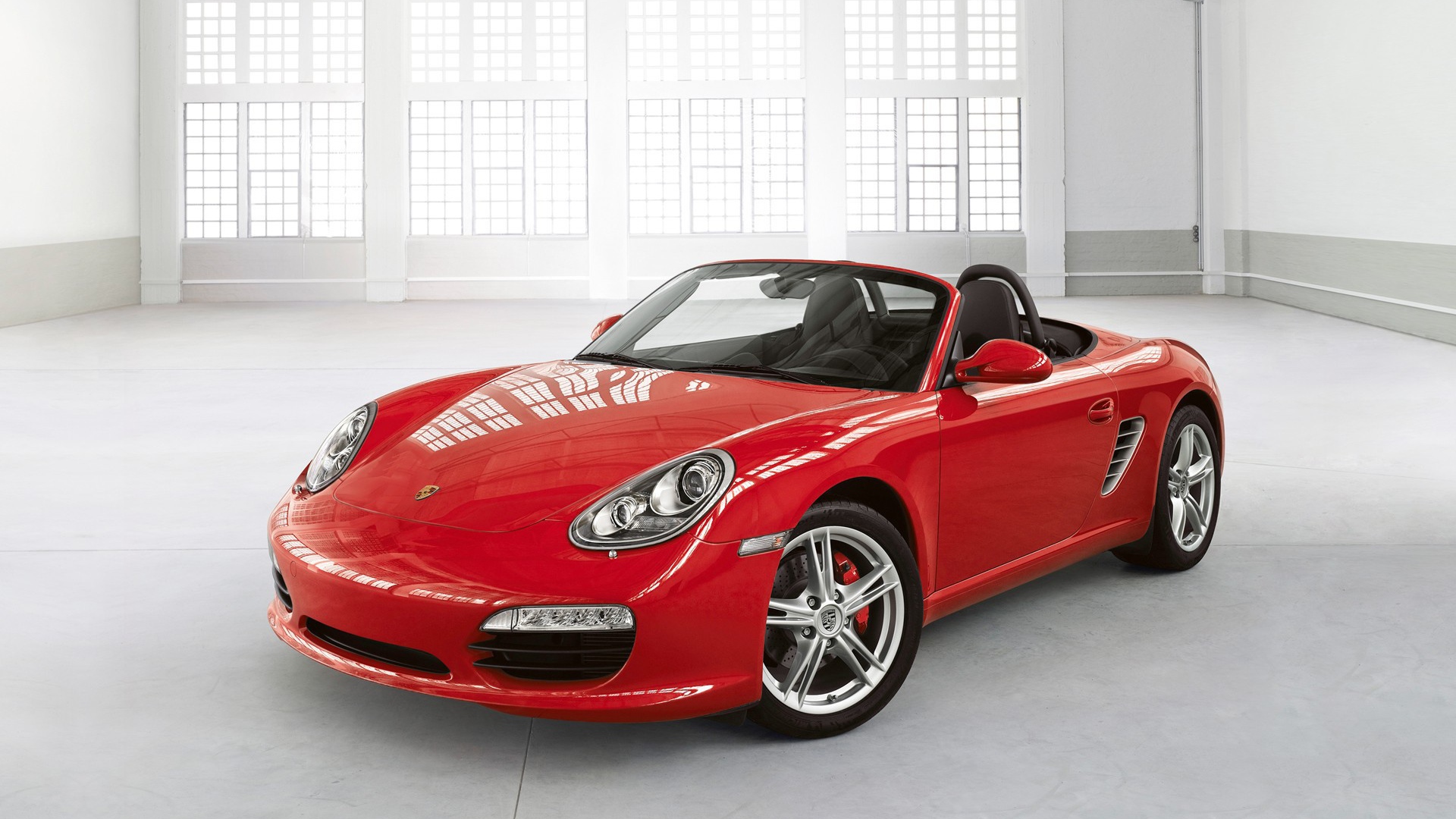 Красный Порше в белой комнате
