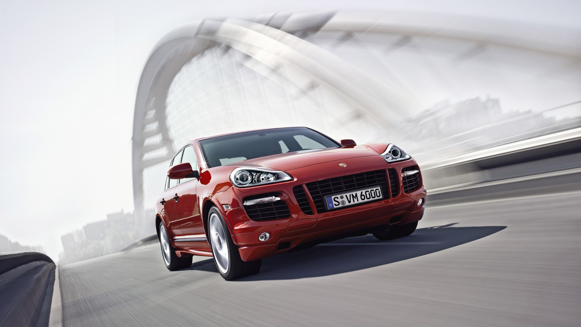 Красный Порше на городском мосту