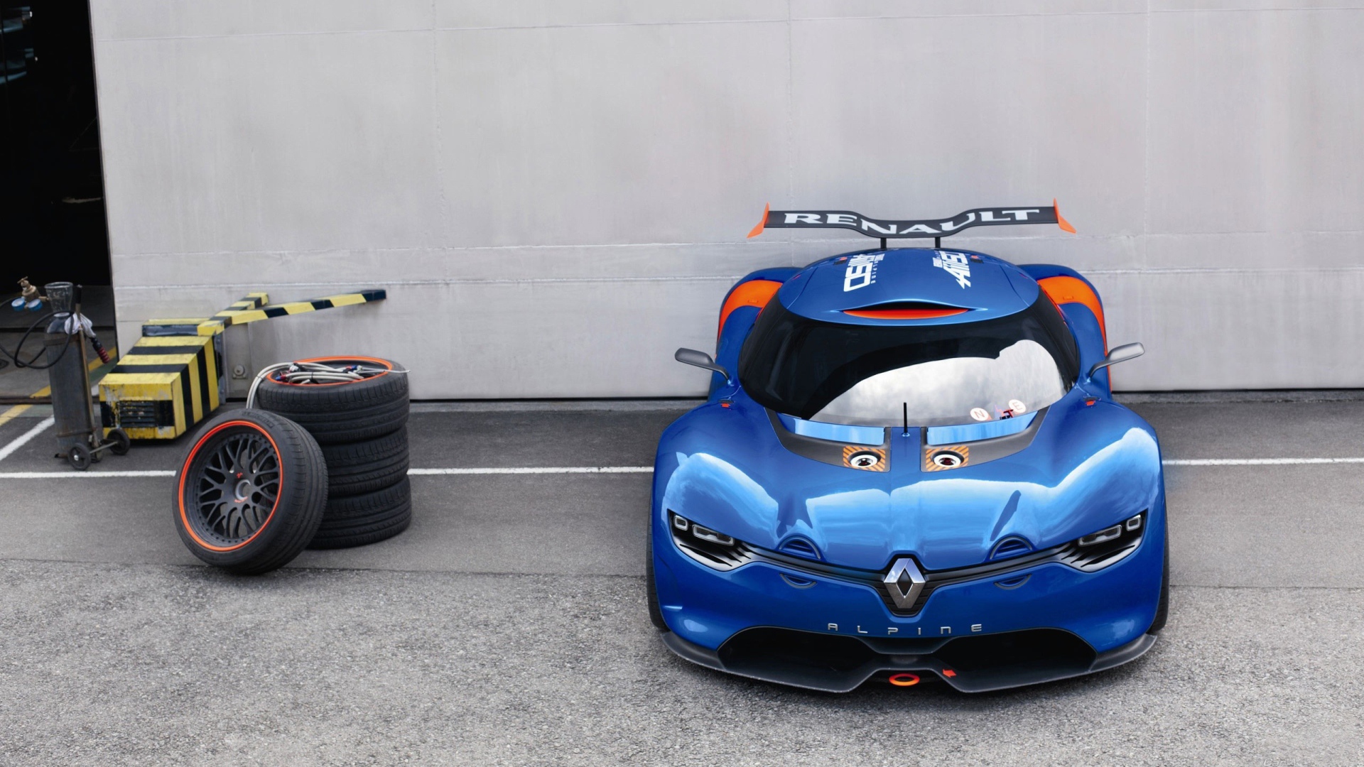 Замена покрышек спортивного Renault Alpine