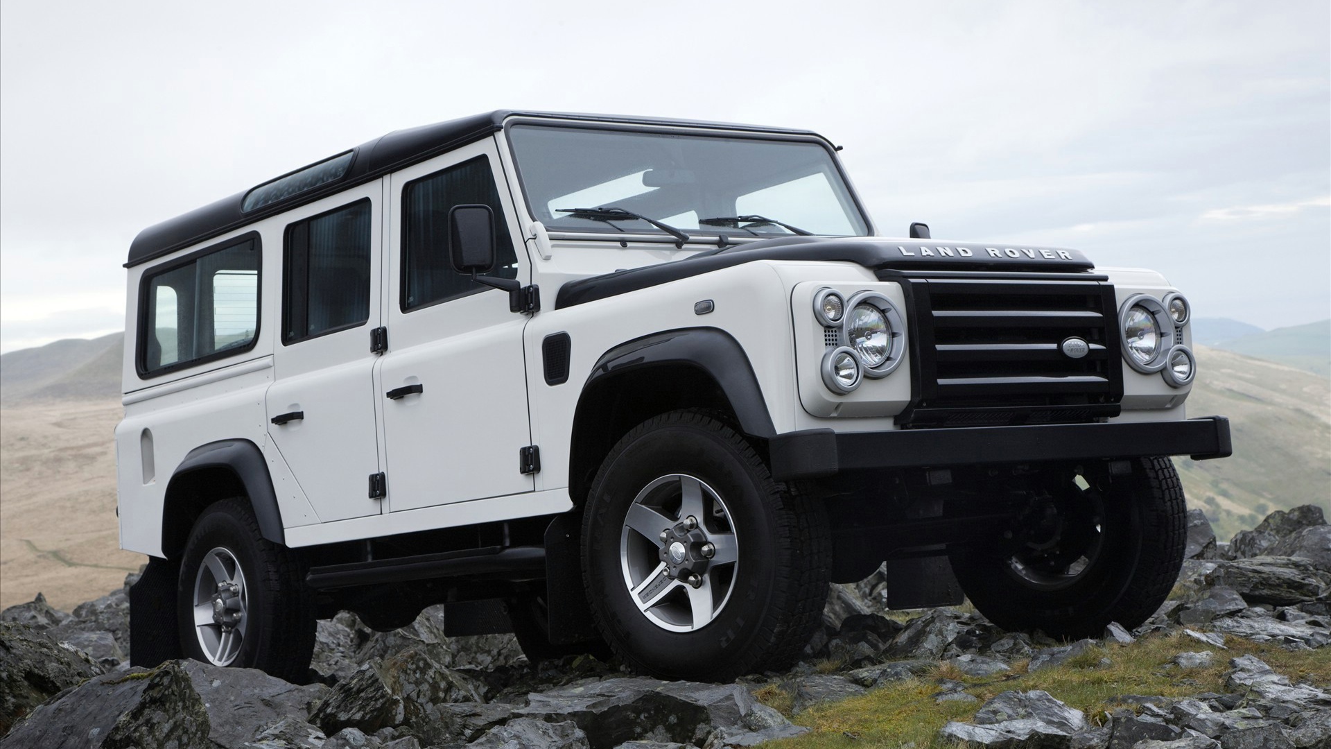 Белый внедорожник Land Rover в горах