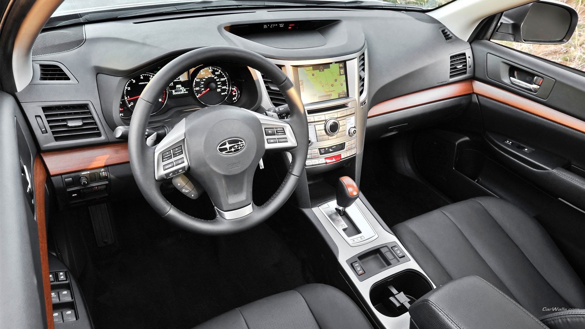 Черный салон авто Subaru Outback