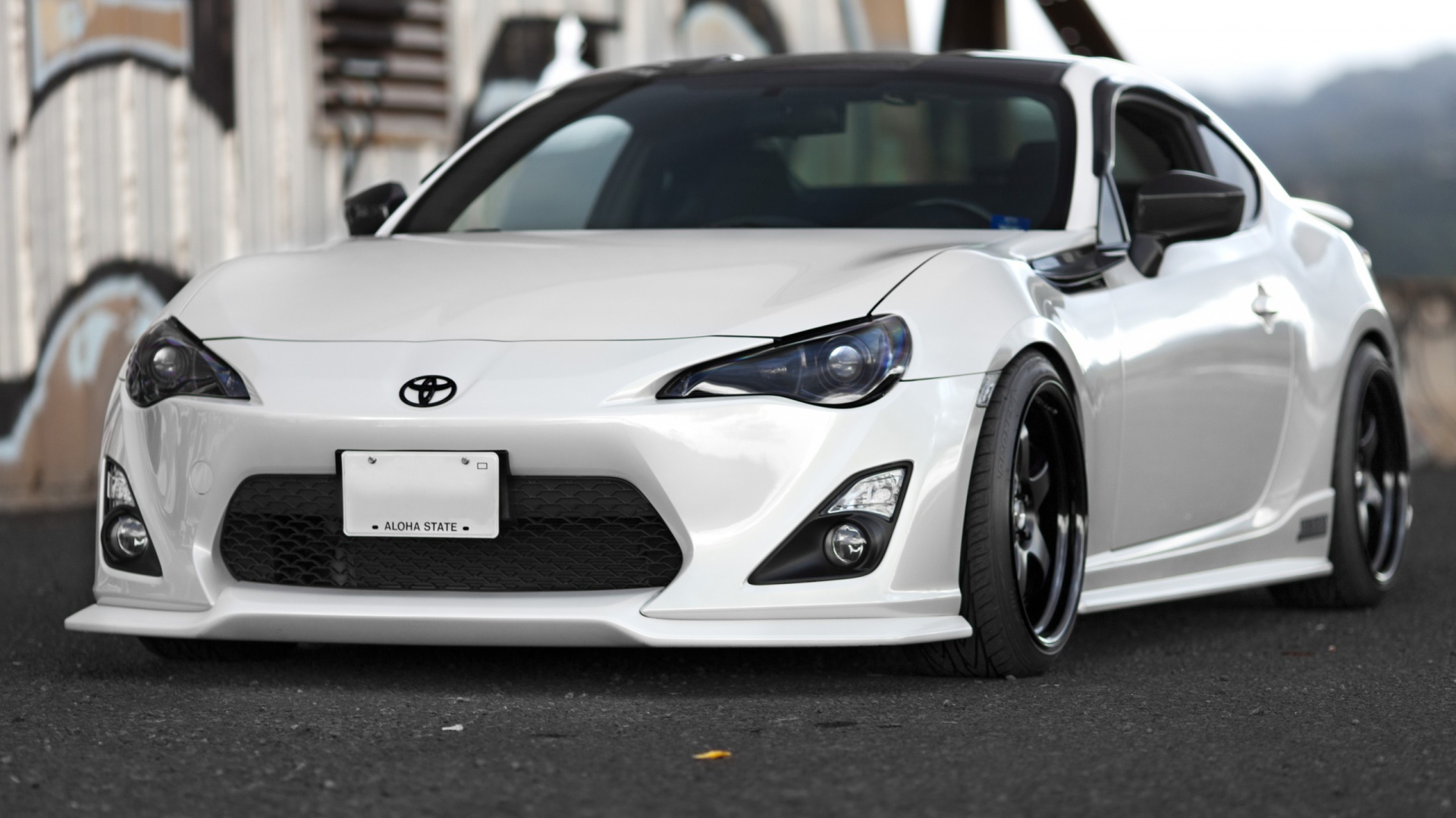 Белый спортивный Toyota GT86