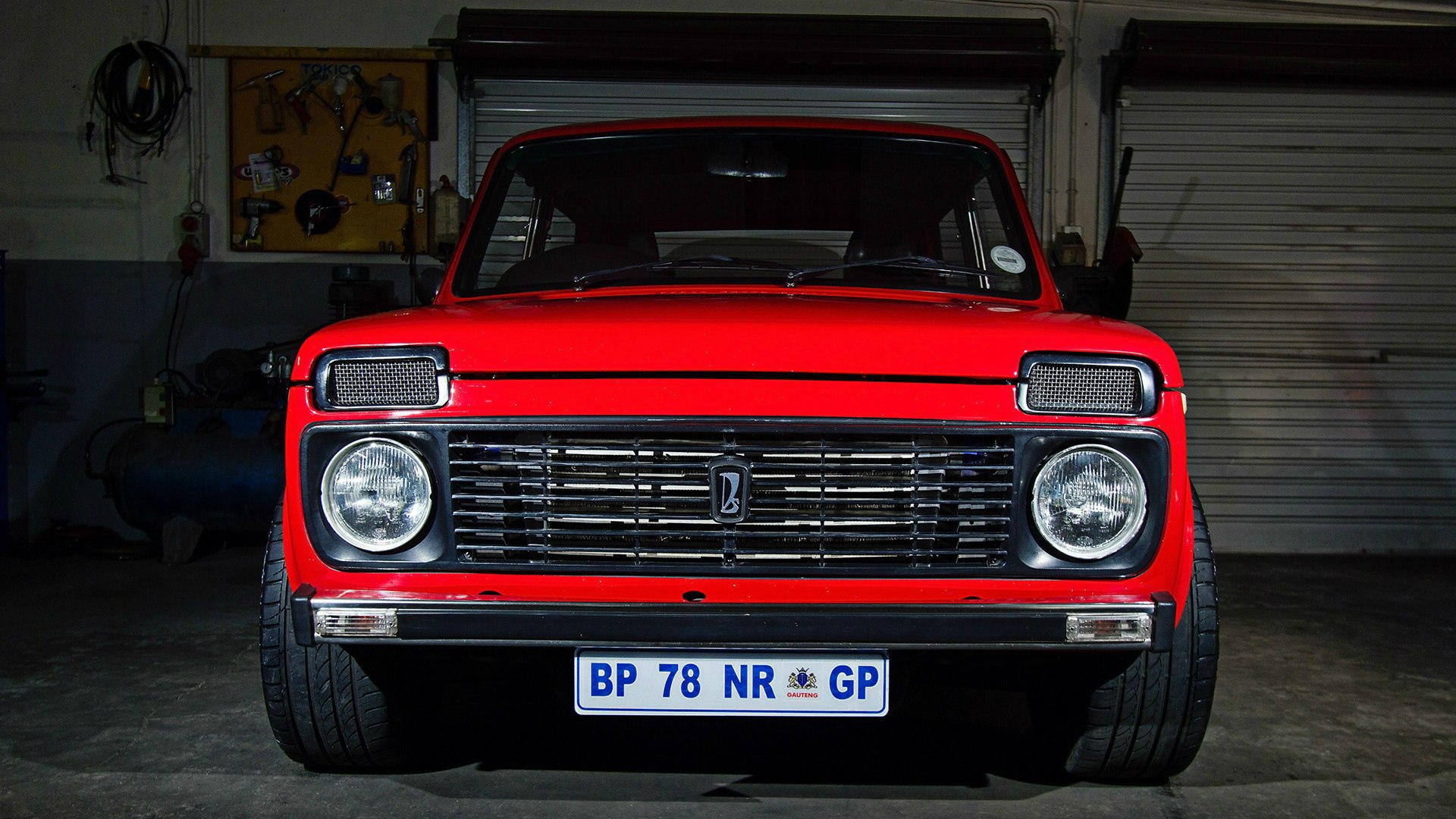 Красная Lada Niva